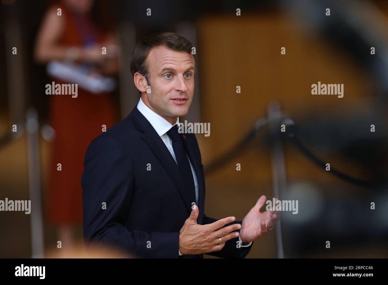 (190701) -- BRÜSSEL, 1. Juli 2019 -- der französische Präsident Emmanuel Macron kommt zum Sondergipfel des Europäischen Rates am 30. Juni 2019 in Brüssel, Belgien. Die Staats- und Regierungschefs der 28 Mitgliedstaaten der Europäischen Union haben am Sonntagnachmittag begonnen, sich zu versammeln, um über die Spitzenpositionen für den Block zu entscheiden. ) BELGIEN-BRÜSSEL-EU-SONDERGIPFEL ZhangxCheng PUBLICATIONxNOTxINxCHN Stockfoto