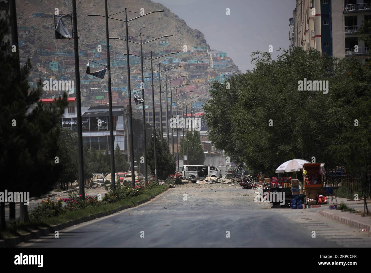 (190701) -- KABUL, 1. Juli 2019 (Xinhua) -- Foto vom 1. Juli 2019 zeigt den Ort eines Sprengangriffs in Kabul, der Hauptstadt Afghanistans. Bis zu 34 Tote wurden bestätigt und 68 Verletzte wurden in Krankenhäuser gebracht, nachdem am Montag in der morgendlichen Rush Hour Kabul durch eine starke Explosion erschüttert worden war, berichtete das Tolo Television. (Xinhua/Rahmat Alizadah) AFGHANISTAN-KABUL-BLAST PUBLICATIONxNOTxINxCHN Stockfoto