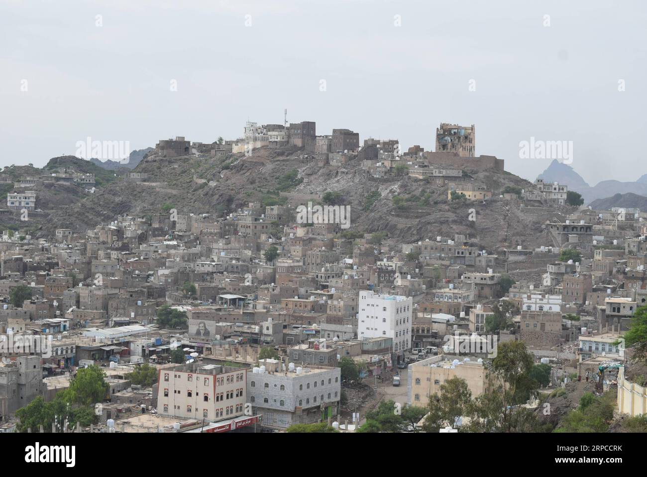 (190701) -- DHALEA CITY, 1. Juli 2019 -- Foto vom 1. Juli 2019 zeigt eine allgemeine Sicht auf die von der Regierung kontrollierte Stadt Dhalea im Süden des Jemen. Über fünf Jahre lang erlebte der Jemen einen anhaltenden Konflikt, der die von einer saudisch geführten Koalition unterstützten Regierungstruppen des Landes gegen die mit dem Iran verbündeten Huthi-Rebellen erschütterte. Die bewaffneten Auseinandersetzungen sind noch im Gange und dehnen sich weiter aus auf neue Gebiete, wodurch Tausende hilfloser Jemeniten gezwungen werden, die schwierigsten Lebensbedingungen zu bewältigen, die durch den jahrelangen, tödlichen Konflikt verursacht werden. ZUM Feature: Jemeniten kommen mit den Lebensbedingungen des Krieges zurecht Stockfoto