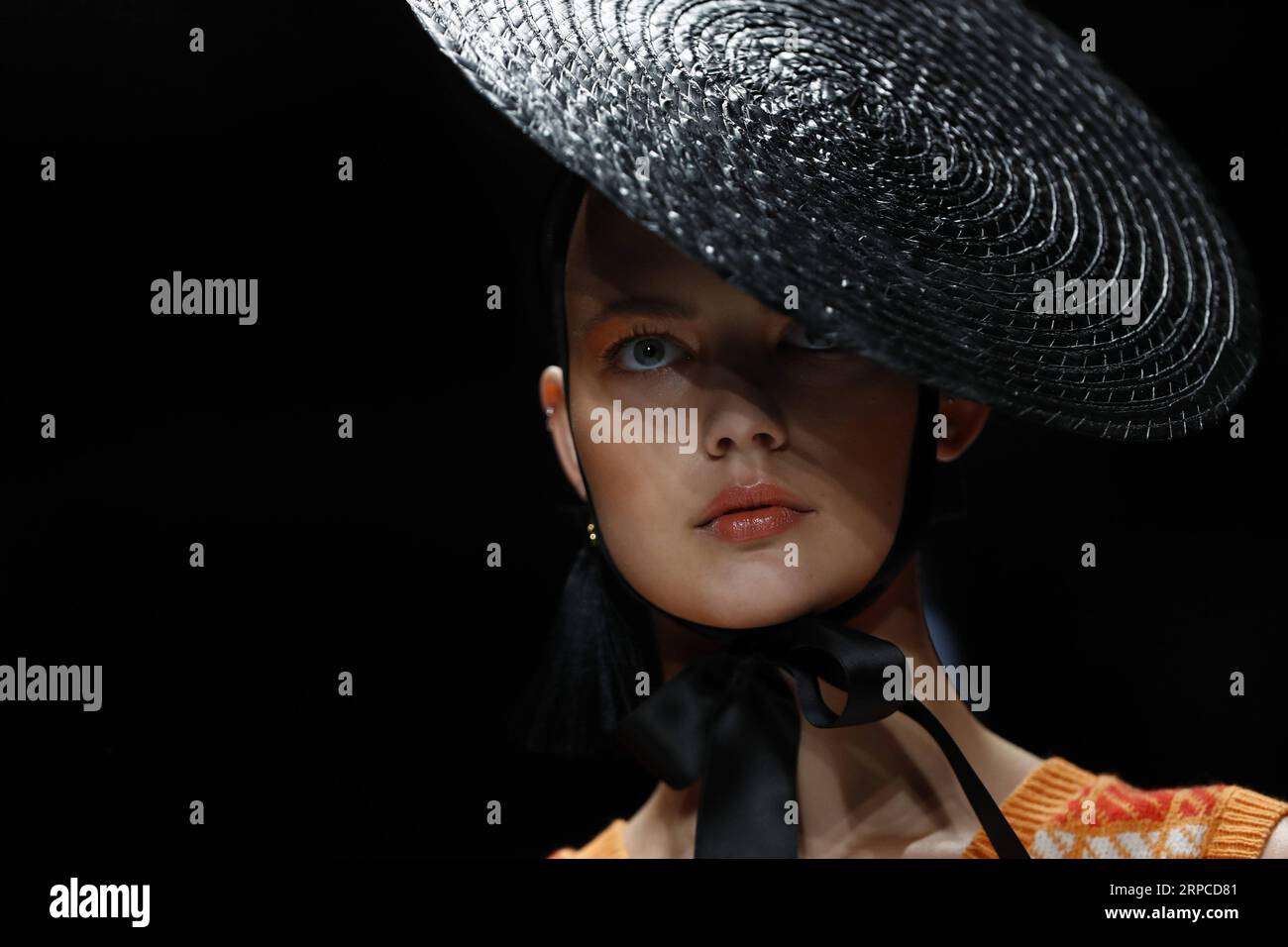(190701) -- BERLIN, 1. Juli 2019 (Xinhua) -- Ein Modell präsentiert eine Kreation des Designers Danny Reinke während der Berlin Fashion Week Frühjahr/Sommer 2020 in Berlin, Hauptstadt Deutschlands, am 1. Juli 2019. (Xinhua/Binh Truong) DEUTSCHLAND-BERLIN-FASHION WEEK-DANNY REINKE PUBLICATIONxNOTxINxCHN Stockfoto