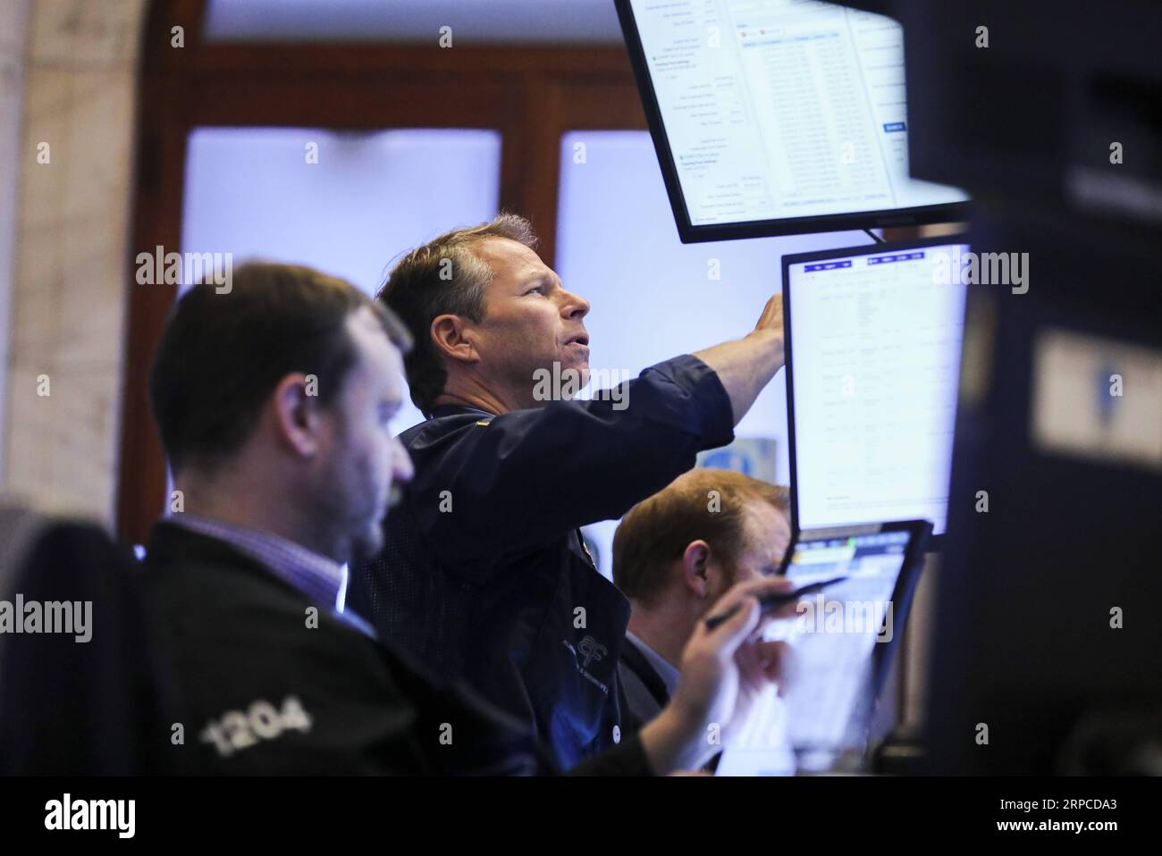 (190701) -- NEW YORK, 1. Juli 2019 -- Händler arbeiten an der New Yorker Börse in New York, USA, 1. Juli 2019. Die US-Aktien endeten am Montag höher. Der Dow Jones Industrial Average stieg um 0,44 Prozent auf 26.717.43, der S&P 500 um 0,77 Prozent auf 2.964,33 und der Nasdaq Composite Index um 1,06 Prozent auf 8.091,16. ) U.S.-NEW YORK-STOCKS WangxYing PUBLICATIONxNOTxINxCHN Stockfoto