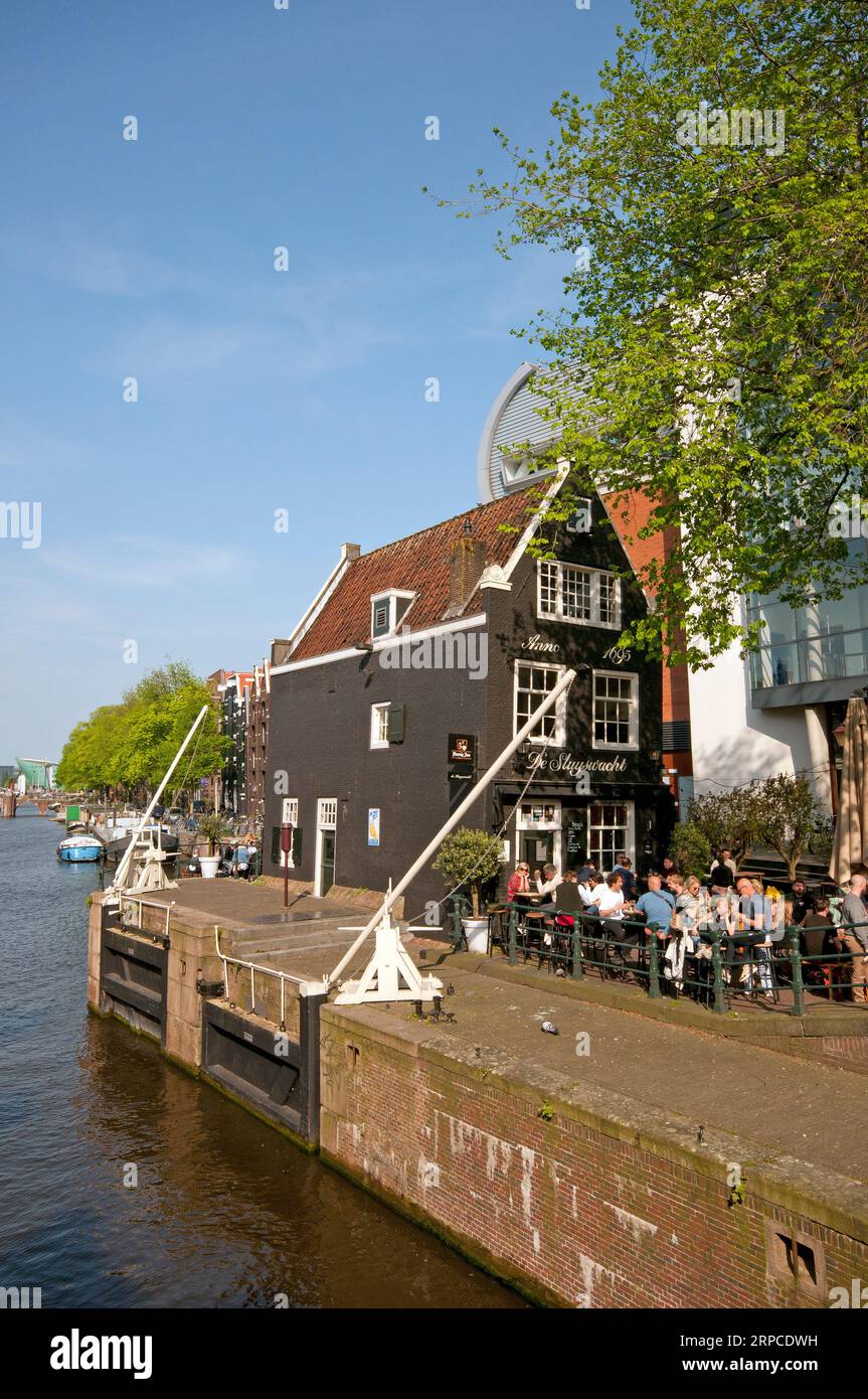 Schleuse und historisches Café de Sluyswacht am Oudeschans-Kanal, Amsterdam, Niederlande Stockfoto