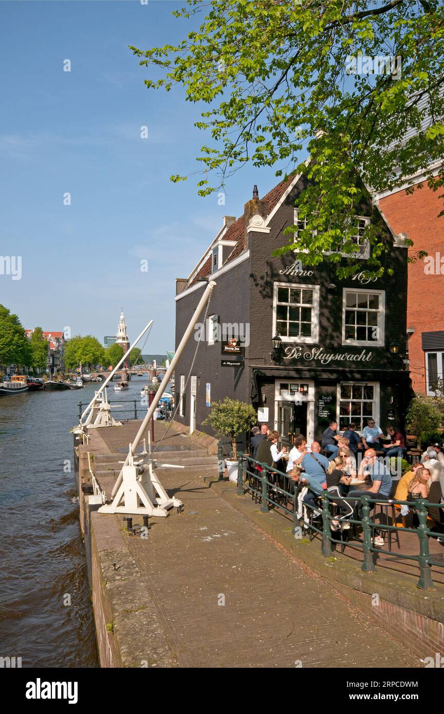 Historisches Café de Sluyswacht am Oudeschans-Kanal, Amsterdam, Niederlande Stockfoto