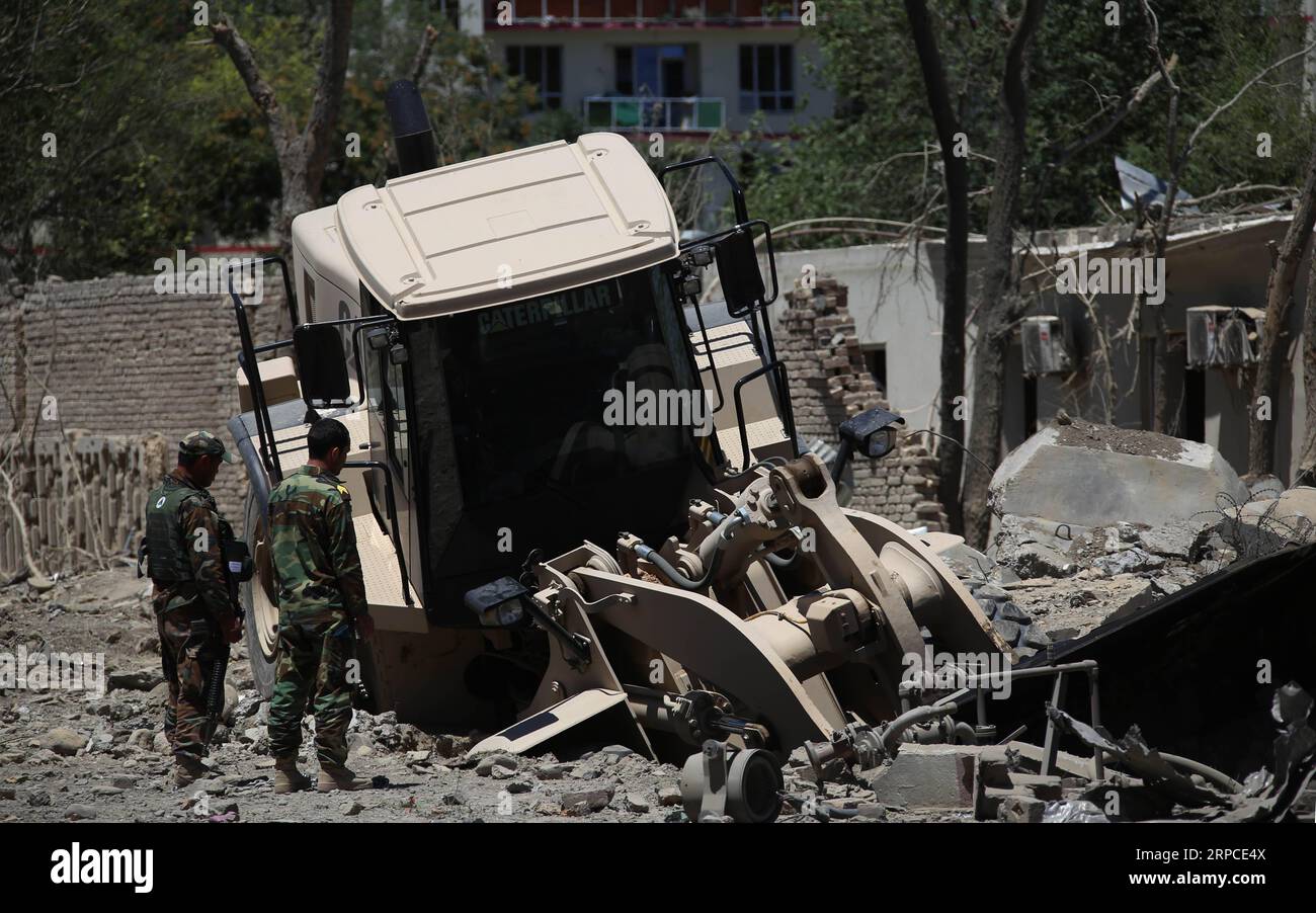 (190702) -- KABUL, 2. Juli 2019 -- afghanische Sicherheitskräfte inspizieren den Ort eines Bombenanschlags in Kabul, Hauptstadt Afghanistans, 2. Juli 2019. Bis zu 34 Tote wurden bestätigt und 68 Verletzte wurden in Krankenhäuser gebracht, nachdem eine starke Explosion Kabul am Montag in der morgendlichen Rush Hour erschütterte, berichtete ein lokaler Sender, das Tolo Television berichtete. ) AFGHANISTAN-KABUL-BLAST-AFTERMATH RahmatxAlizadah PUBLICATIONxNOTxINxCHN Stockfoto