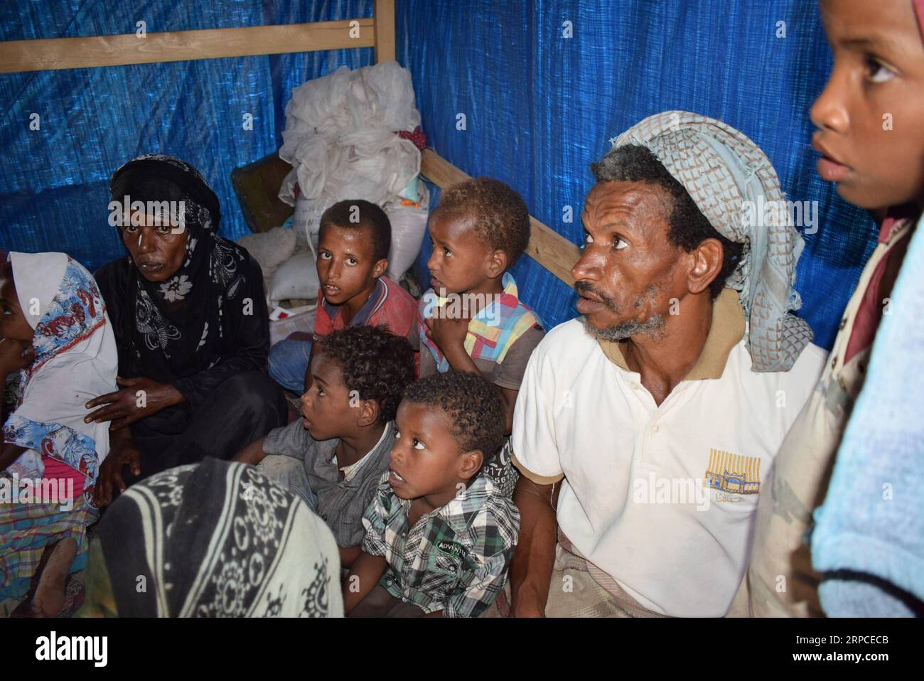 (190702) -- DHALEA (JEMEN), 2. Juli 2019 (Xinhua) -- vertriebene Familien werden am 2. Juli 2019 in ihrem vorübergehenden Vertreibungslager im Nordosten der Stadt Dhalea, Jemen, gesehen. Dutzende Familien verließen die nördlichen Teile der südjemenitischen Provinz Dhalea, als sich die Kämpfe zwischen den Regierungstruppen und den Huthi-Rebellen am Dienstag stark verschärften, sagte ein Sicherheitsbeamter. (Xinhua/Murad Abdo) JEMEN-DHALEA-VERTRIEBENE FAMILIEN PUBLICATIONxNOTxINxCHN Stockfoto