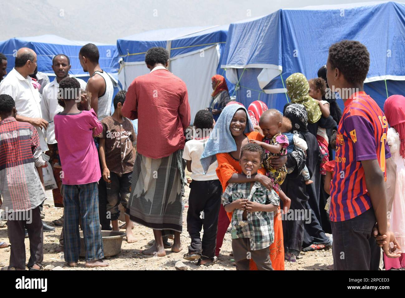 (190702) -- DHALEA (JEMEN), 2. Juli 2019 (Xinhua) -- vertriebene Familien werden am 2. Juli 2019 außerhalb ihres vorübergehenden Vertreibungslagers im Nordosten der Stadt Dhalea, Jemen, gesehen. Dutzende Familien verließen die nördlichen Teile der südjemenitischen Provinz Dhalea, als sich die Kämpfe zwischen den Regierungstruppen und den Huthi-Rebellen am Dienstag stark verschärften, sagte ein Sicherheitsbeamter. (Xinhua/Murad Abdo) JEMEN-DHALEA-VERTRIEBENE FAMILIEN PUBLICATIONxNOTxINxCHN Stockfoto