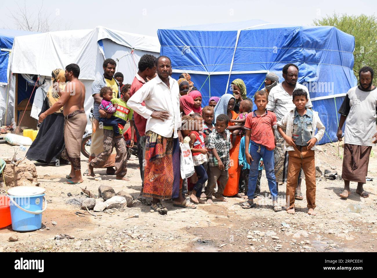 (190702) -- DHALEA (JEMEN), 2. Juli 2019 (Xinhua) -- vertriebene Familien werden am 2. Juli 2019 außerhalb ihres vorübergehenden Vertreibungslagers im Nordosten der Stadt Dhalea, Jemen, gesehen. Dutzende Familien verließen die nördlichen Teile der südjemenitischen Provinz Dhalea, als sich die Kämpfe zwischen den Regierungstruppen und den Huthi-Rebellen am Dienstag stark verschärften, sagte ein Sicherheitsbeamter. (Xinhua/Murad Abdo) JEMEN-DHALEA-VERTRIEBENE FAMILIEN PUBLICATIONxNOTxINxCHN Stockfoto