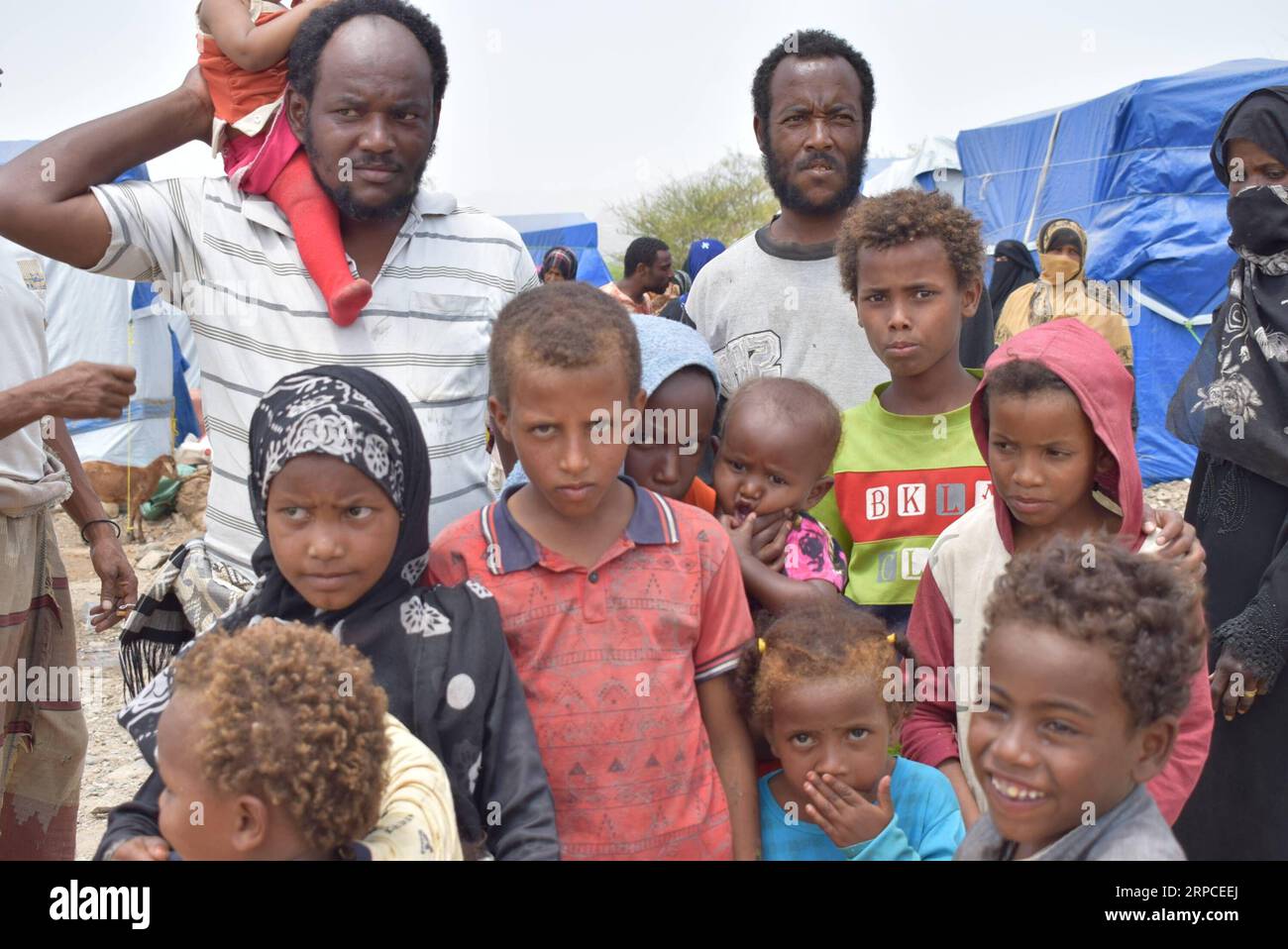 (190702) -- DHALEA (JEMEN), 2. Juli 2019 (Xinhua) -- vertriebene Familien werden am 2. Juli 2019 außerhalb ihres vorübergehenden Vertreibungslagers im Nordosten der Stadt Dhalea, Jemen, gesehen. Dutzende Familien verließen die nördlichen Teile der südjemenitischen Provinz Dhalea, als sich die Kämpfe zwischen den Regierungstruppen und den Huthi-Rebellen am Dienstag stark verschärften, sagte ein Sicherheitsbeamter. (Xinhua/Murad Abdo) JEMEN-DHALEA-VERTRIEBENE FAMILIEN PUBLICATIONxNOTxINxCHN Stockfoto