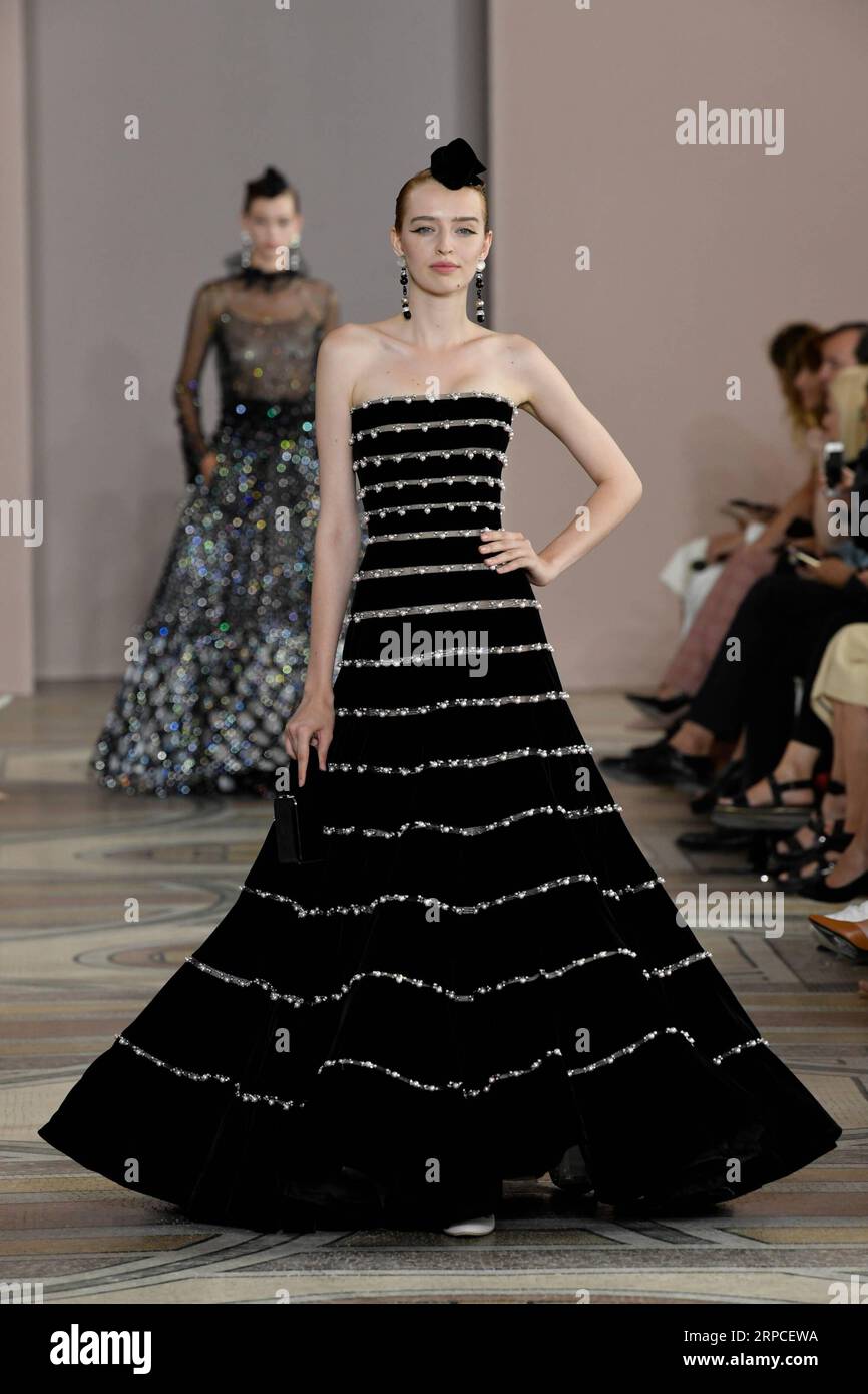 (190703) -- PARIS, 3. Juli 2019 (Xinhua) -- Ein Modell präsentiert Kreationen von Giorgio Armani Prives Herbst/Winter 2019/20 Haute Couture Sammlungen in Paris, Frankreich, 2. Juli 2019. (Xinhua/Piero Biasion) FRANCE-PARIS-FASHION WEEK-GIORGIO ARMANI PRIVE PUBLICATIONxNOTxINxCHN Stockfoto