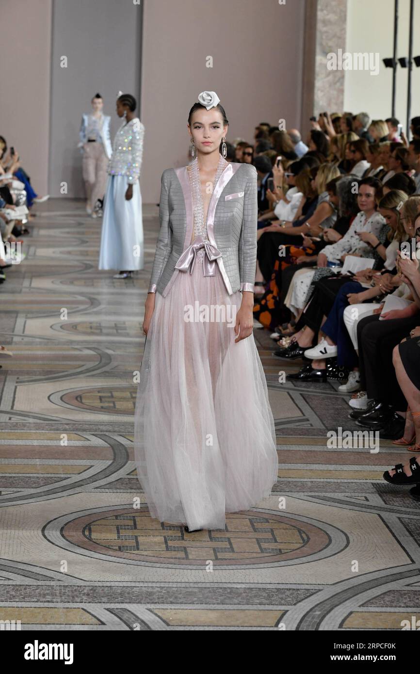 (190703) -- PARIS, 3. Juli 2019 (Xinhua) -- Ein Modell präsentiert Kreationen von Giorgio Armani Prives Herbst/Winter 2019/20 Haute Couture Sammlungen in Paris, Frankreich, 2. Juli 2019. (Xinhua/Piero Biasion) FRANCE-PARIS-FASHION WEEK-GIORGIO ARMANI PRIVE PUBLICATIONxNOTxINxCHN Stockfoto