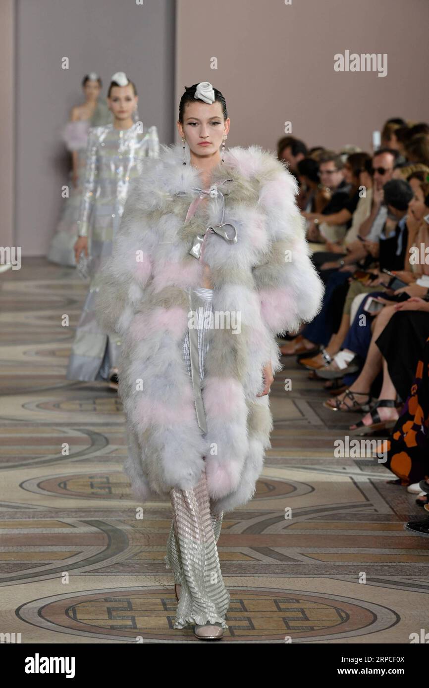 (190703) -- PARIS, 3. Juli 2019 (Xinhua) -- Ein Modell präsentiert Kreationen von Giorgio Armani Prives Herbst/Winter 2019/20 Haute Couture Sammlungen in Paris, Frankreich, 2. Juli 2019. (Xinhua/Piero Biasion) FRANCE-PARIS-FASHION WEEK-GIORGIO ARMANI PRIVE PUBLICATIONxNOTxINxCHN Stockfoto