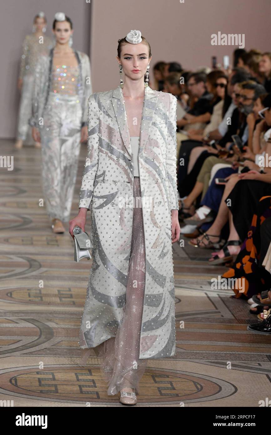 (190703) -- PARIS, 3. Juli 2019 (Xinhua) -- Ein Modell präsentiert Kreationen von Giorgio Armani Prives Herbst/Winter 2019/20 Haute Couture Sammlungen in Paris, Frankreich, 2. Juli 2019. (Xinhua/Piero Biasion) FRANCE-PARIS-FASHION WEEK-GIORGIO ARMANI PRIVE PUBLICATIONxNOTxINxCHN Stockfoto