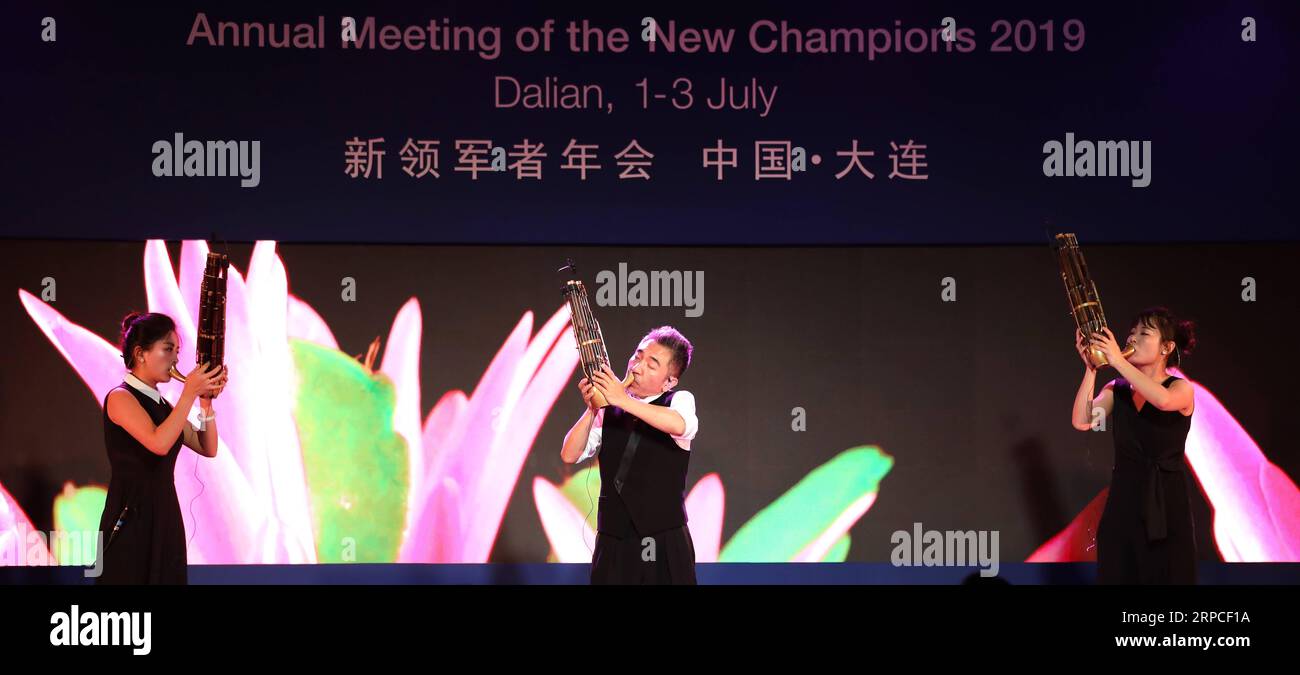 (190703) -- DALIAN, 3. Juli 2019 -- Künstler geben eine Abschlussvorstellung auf der Jahrestagung der Neuen Champions 2019, oder Summer Davos, in Dalian, nordöstliche Provinz Liaoning, 3. Juli 2019. Der diesjährige Sommer in Davos hat hier am Mittwoch geschlossen. Wang Qingqin) CHINA-DALIAN-SUMMER DAVOS-CLOSING (CN) YaoxJianfeng PUBLICATIONxNOTxINxCHN Stockfoto