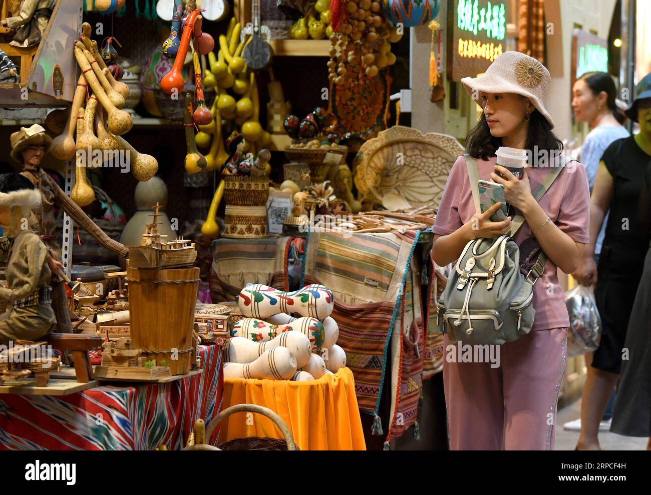 (190703) -- ÜRÜMQI, 3. Juli 2019 -- Ein Tourist besucht den Internationalen Großen Basar von Xinjiang in Ürümqi, der Hauptstadt der Autonomen Region Xinjiang Uygur im Nordwesten Chinas, 2. Juli 2019. Der große Basar von Ürümqi, ein beliebtes Touristenziel, hat seit Juni 2019 mehr als 1,7 Millionen Besucher gesehen. ) CHINA-XINJIANG-URUMQI-BAZAAR-TOURISMUS (CN) WANGXFEI PUBLICATIONXNOTXINXCHN Stockfoto