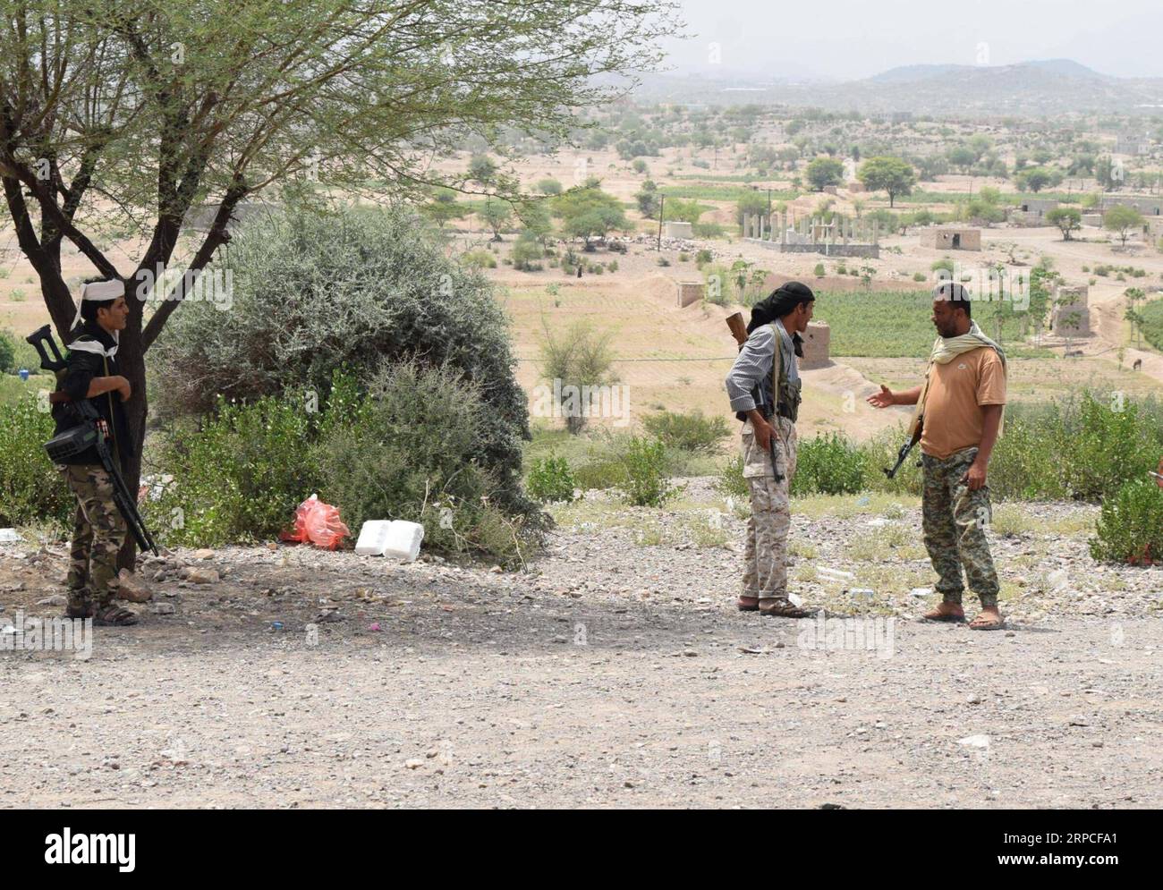(190703) -- DHALEA (JEMEN), 3. Juli 2019 (Xinhua) -- regierungsnahe jemenitische Soldaten werden am 3. Juli 2019 am nördlichen Stadtrand der Provinz Dhalea, Jemen, Jemen, gesehen. Regierungsnahe jemenitische Truppen schafften es, einen gut vorbereiteten Plan der Huthi abzubrechen, um nach Monaten intensiver Kämpfe militärisch in Richtung einer Reihe wichtiger südlicher Provinzen vorzudringen. Verschiedene Fraktionen regierungsnaher Kräfte, darunter die Elitebrigaden der Giants und die südlichen Widerstandskräfte, führten grausame bewaffnete Auseinandersetzungen mit den Huthi-Rebellen in den nördlichen Teilen der Provinz Dhalea durch. (Xinhua/Murad Abdo) JEMEN-DHAL Stockfoto