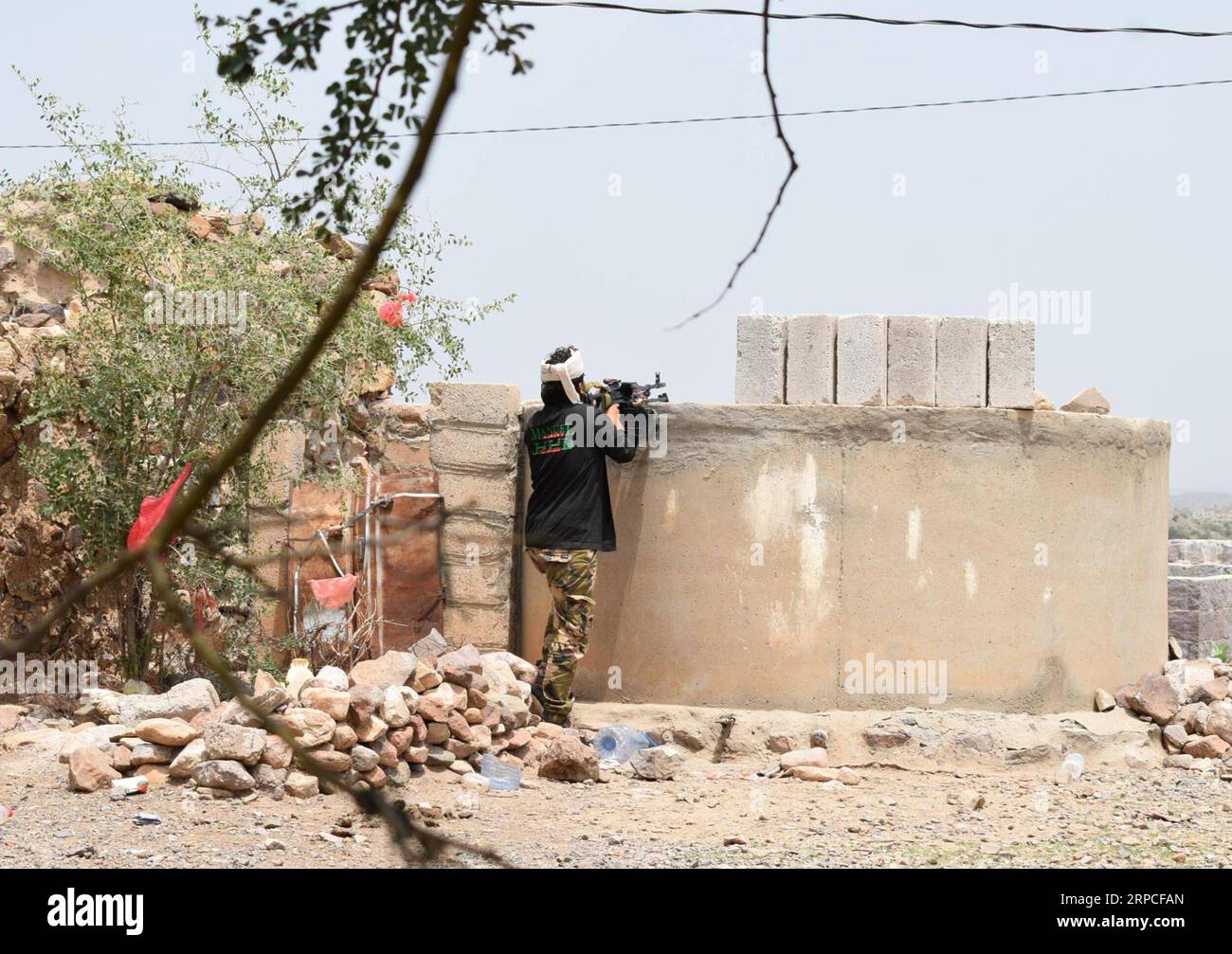 (190703) -- DHALEA (Jemen), 3. Juli 2019 (Xinhua) - ein pro-Regierung jemenitische Soldaten gegen Brände Houthi Stellungen am nördlichen Stadtrand von Dhalea Provinz, Jemen, am 3. Juli 2019. Pro-Regierung jemenitischen Kräfte verwaltet ein Abbruch vorbereiteten Houthi Plan für militärisch zu einer Reihe von wichtigen südlichen Provinzen nach Monaten der intensiven Kämpfen. Die verschiedenen Fraktionen der pro-Regierung Kräfte einschließlich der Elite Riesen Brigaden und den südlichen Widerstand Kräfte in wilden bewaffneten Auseinandersetzungen mit der Houthi rebels im nördlichen Teil der Provinz Dhalea engagiert. (Xinhua / M Stockfoto