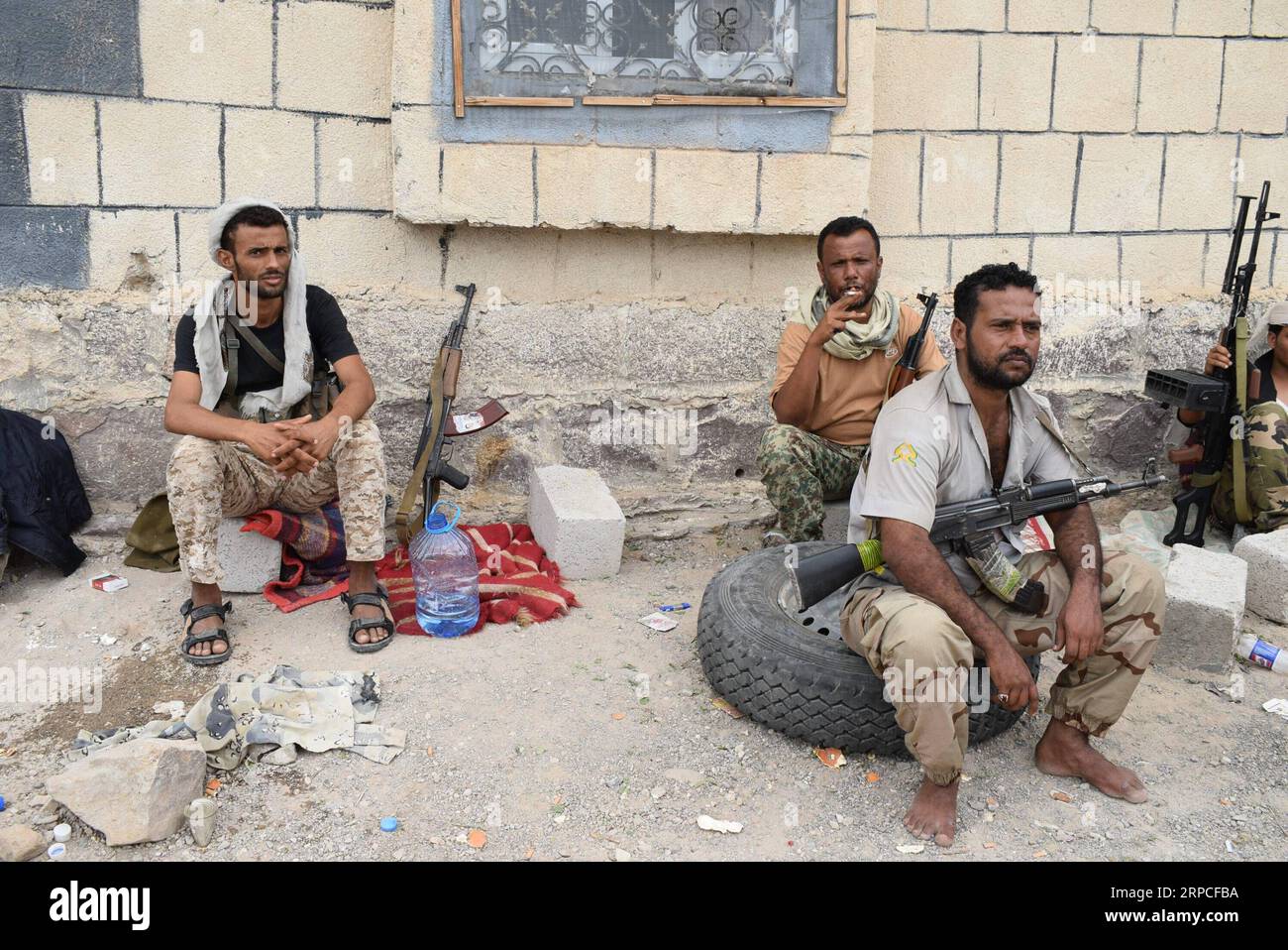 (190703) -- DHALEA (Jemen), 3. Juli 2019 (Xinhua) - Pro - Regierung jemenitische Soldaten haben einen Rest neben einem verlassenen Haus am nördlichen Stadtrand von Dhalea Provinz, Jemen, am 3. Juli 2019. Pro-Regierung jemenitischen Kräfte verwaltet ein Abbruch vorbereiteten Houthi Plan für militärisch zu einer Reihe von wichtigen südlichen Provinzen nach Monaten der intensiven Kämpfen. Die verschiedenen Fraktionen der pro-Regierung Kräfte einschließlich der Elite Riesen Brigaden und den südlichen Widerstand Kräfte in wilden bewaffneten Auseinandersetzungen mit der Houthi rebels im nördlichen Teil der Provinz Dhalea engagiert. (Xinhua / Stockfoto