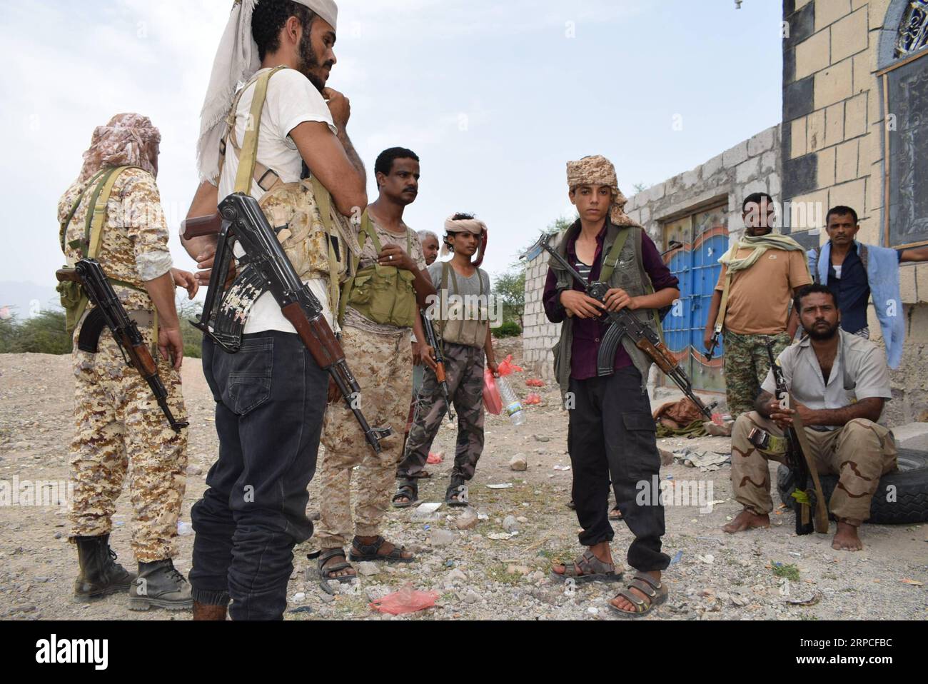 (190703) -- DHALEA (Jemen), 3. Juli 2019 (Xinhua) - Pro - Regierung jemenitische Soldaten sind neben einem verlassenen Haus am nördlichen Stadtrand von Dhalea Provinz, Jemen, am 3. Juli 2019 gesehen. Pro-Regierung jemenitischen Kräfte verwaltet ein Abbruch vorbereiteten Houthi Plan für militärisch zu einer Reihe von wichtigen südlichen Provinzen nach Monaten der intensiven Kämpfen. Die verschiedenen Fraktionen der pro-Regierung Kräfte einschließlich der Elite Riesen Brigaden und den südlichen Widerstand Kräfte in wilden bewaffneten Auseinandersetzungen mit der Houthi rebels im nördlichen Teil der Provinz Dhalea engagiert. (Xinhua/Mur Stockfoto