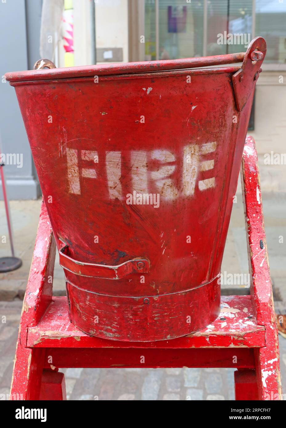 Antike rote Feuereimer, zum Verkauf auf dem Sonntag Flohmarkt, Guildford, Surrey, England, Großbritannien Stockfoto