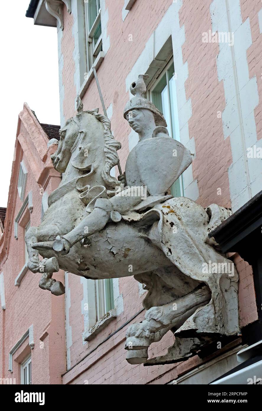 Statue eines Gipsritters auf einem Pferd auf dem ehemaligen White Horse Hotel in 247-248 High Street, Guildford, Surrey, England, Großbritannien, GU1 3BJ Stockfoto