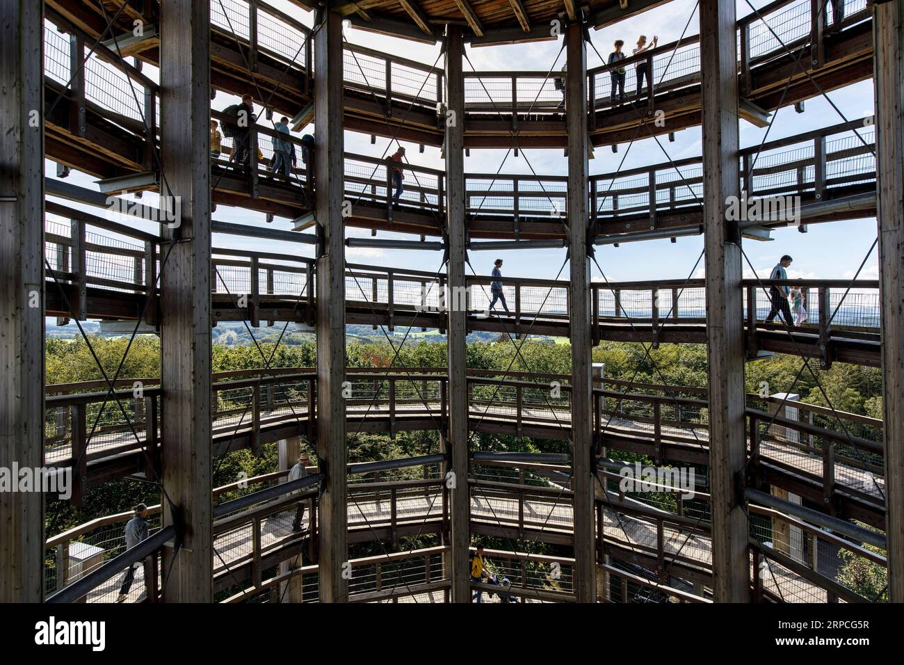 Besucher, die im Inneren des 40 Meter hohen Aussichtsturms spazieren gehen, sind Teil des Baumwipfelpfades im Naturerlebnispark Panarbora in Waldbroel, Bergisches Stockfoto