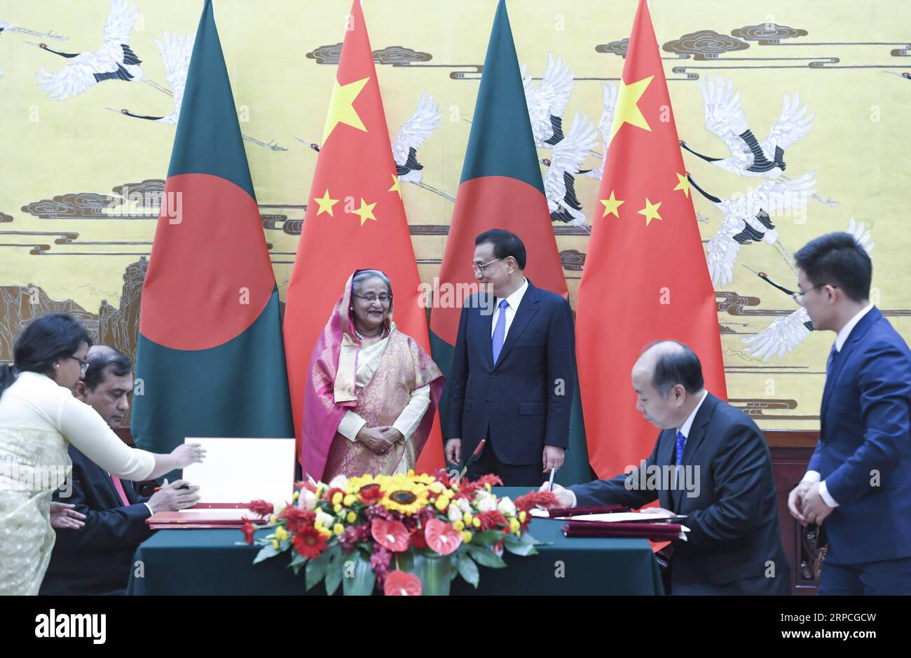 (190704) -- PEKING, 4. Juli 2019 -- der chinesische Premierminister Li Keqiang und der bangladeschische Premierminister Scheich Hasina, der China einen offiziellen Besuch abstattet, werden nach ihren Gesprächen in der Großen Halle des Volkes in Peking, der Hauptstadt Chinas, am 4. Juli 2019 Zeuge der Unterzeichnung bilateraler Kooperationsabkommen. ) CHINA-PEKING-LI KEQIANG-BANGLADESCH-SCHEICH HASINA-GESPRÄCHE (CN) ZHANGXLING PUBLICATIONXNOTXINXCHN Stockfoto