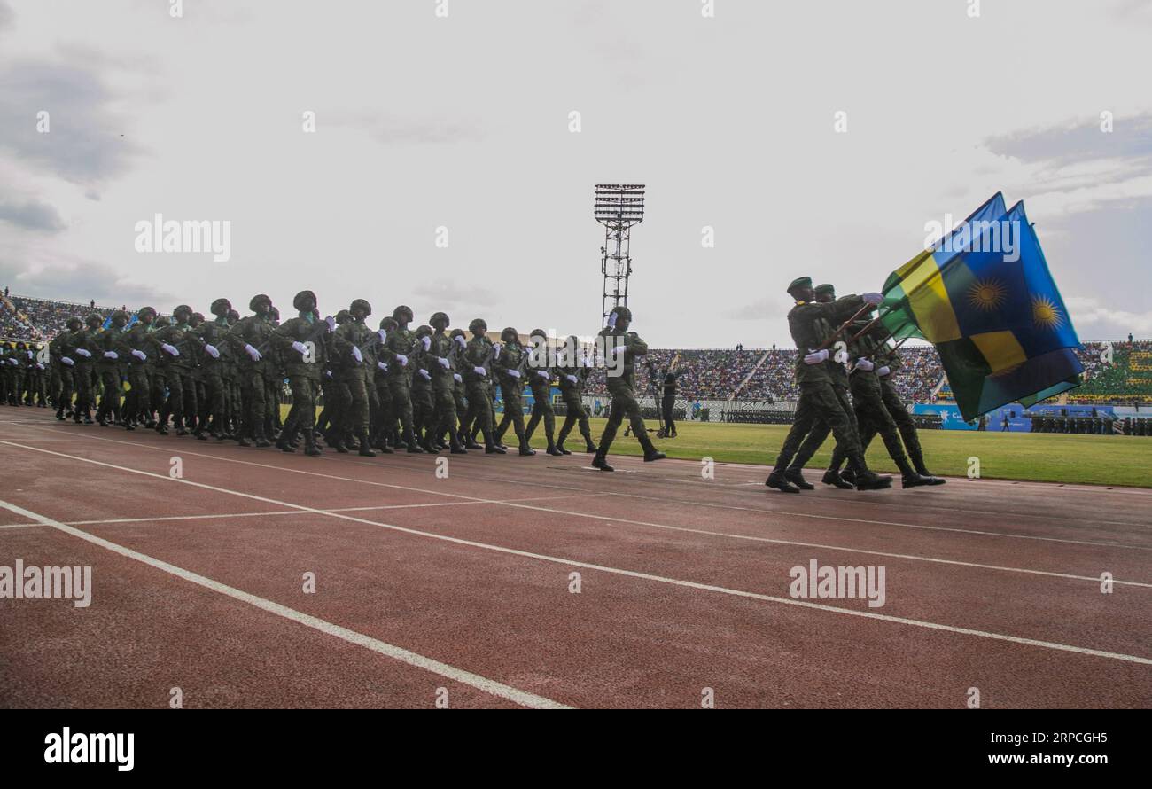 (190704) -- KIGALI, 4. Juli 2019 -- ruandische Soldaten nehmen an einer Parade Teil, bei der der 25. Jahrestag der Befreiung Ruandas in Kigali, der Hauptstadt Ruandas, am 4. Juli 2019 gefeiert wird. Der ruandische Präsident Paul Kagame forderte Afrika erneut auf, bei der Zeremonie am Donnerstag selbstständig zu sein. RUANDA-KIGALI-BEFREIUNGSTAG-FEIER CyrilxNdegeya PUBLICATIONxNOTxINxCHN Stockfoto