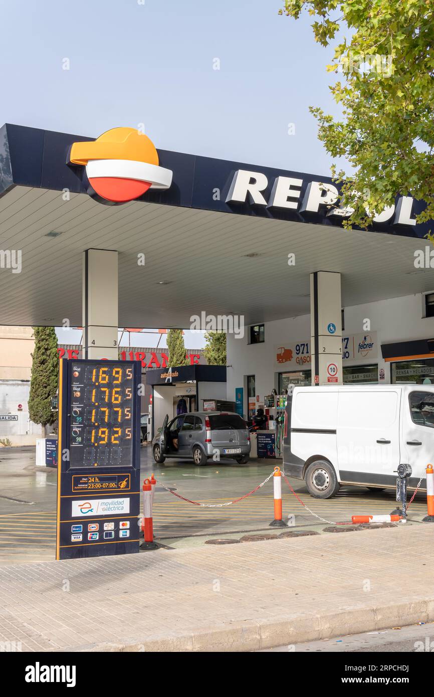 Palma de Mallorca, Spanien; 10. august 2023: Tankstelle des spanischen multinationalen Unternehmens Repsol. Palma de Mallorca, Spanien Stockfoto