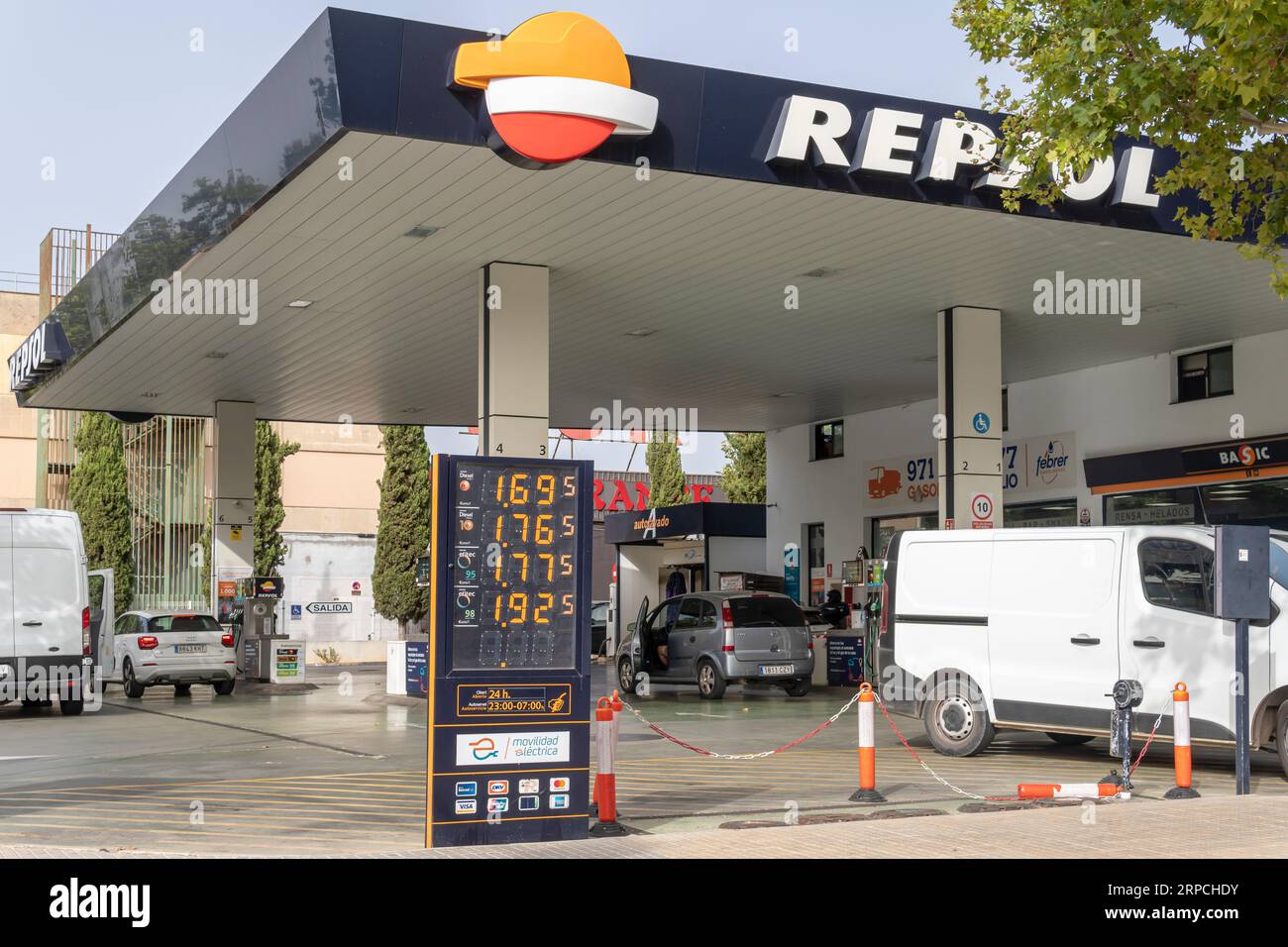 Palma de Mallorca, Spanien; 10. august 2023: Tankstelle des spanischen multinationalen Unternehmens Repsol. Palma de Mallorca, Spanien Stockfoto