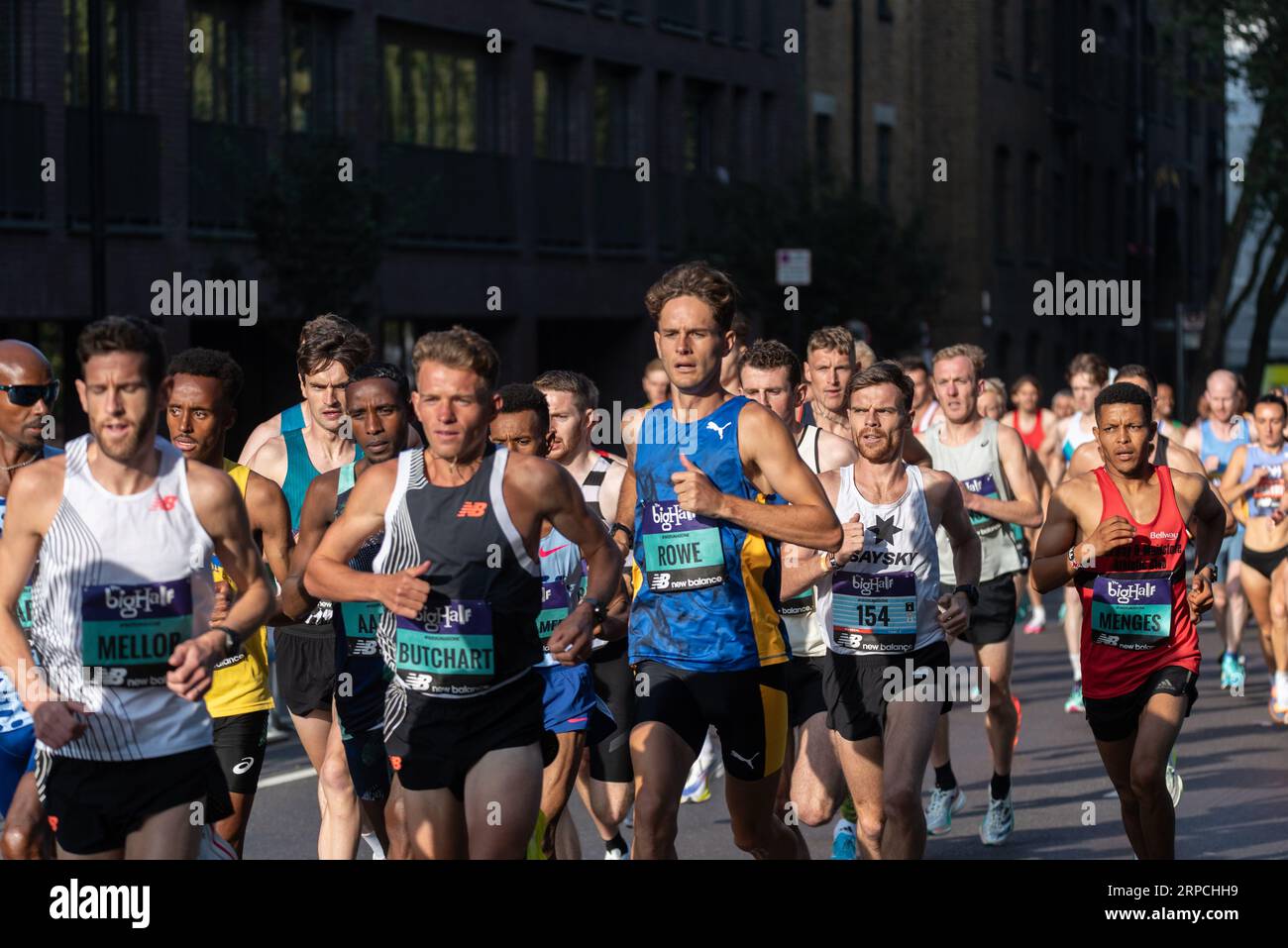 Jack Rowe ist einer der Spitzensportler, die in der Big Half, einem Halbmarathon, der von London Marathon Events organisiert wird, in Tower Hamlets starten. Stockfoto