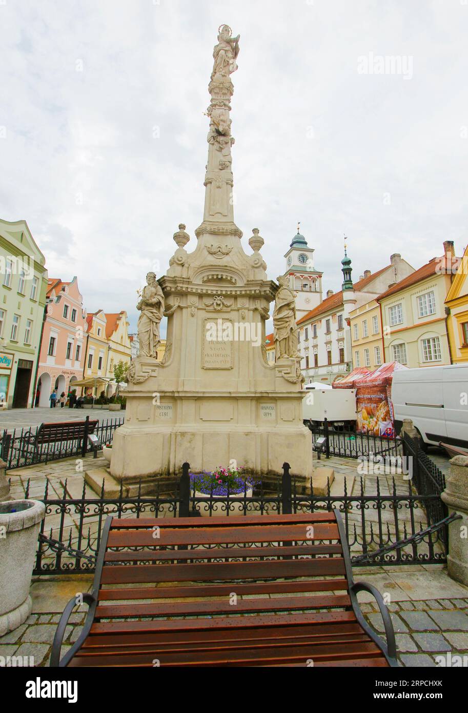 Der Masaryk-Platz ist das Zentrum des historischen Kerns von Trebon, bestehend aus Bürgerhäusern mit Arkaden und Renaissance- und Barockgiebeln. In der Mitte o Stockfoto