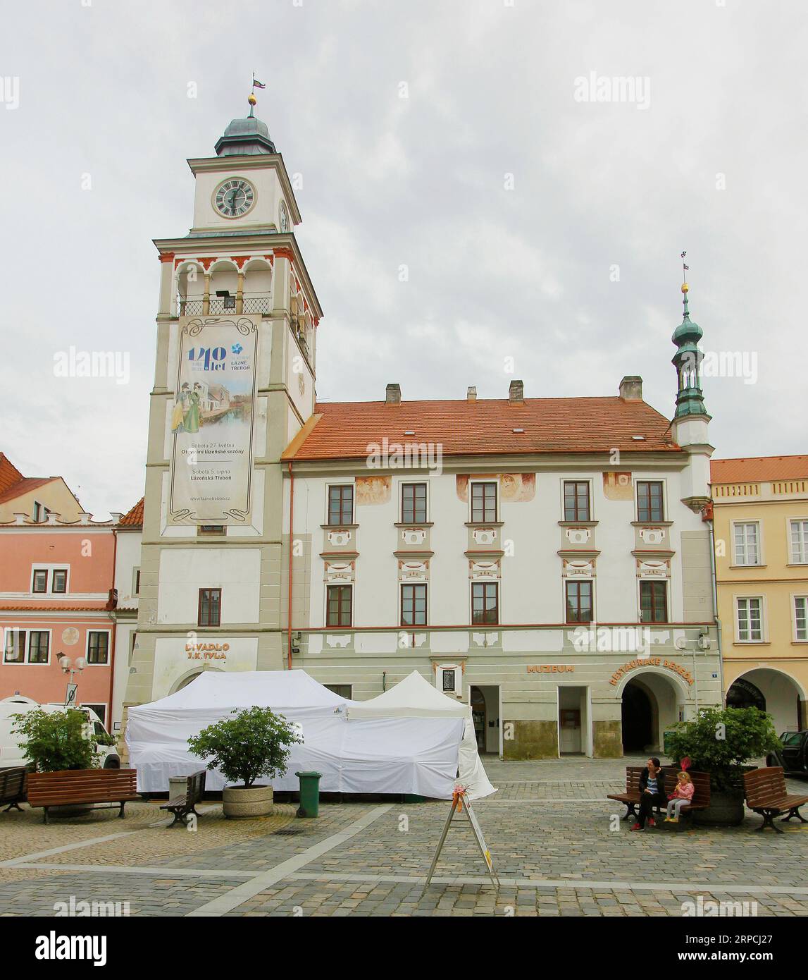 Das Zentrum des historischen Kerns von Trebon ist der Masaryk-Platz. Es besteht aus Bürgerhäusern mit Arkaden und Renaissance- und Barockgiebeln. In der Mitte Stockfoto