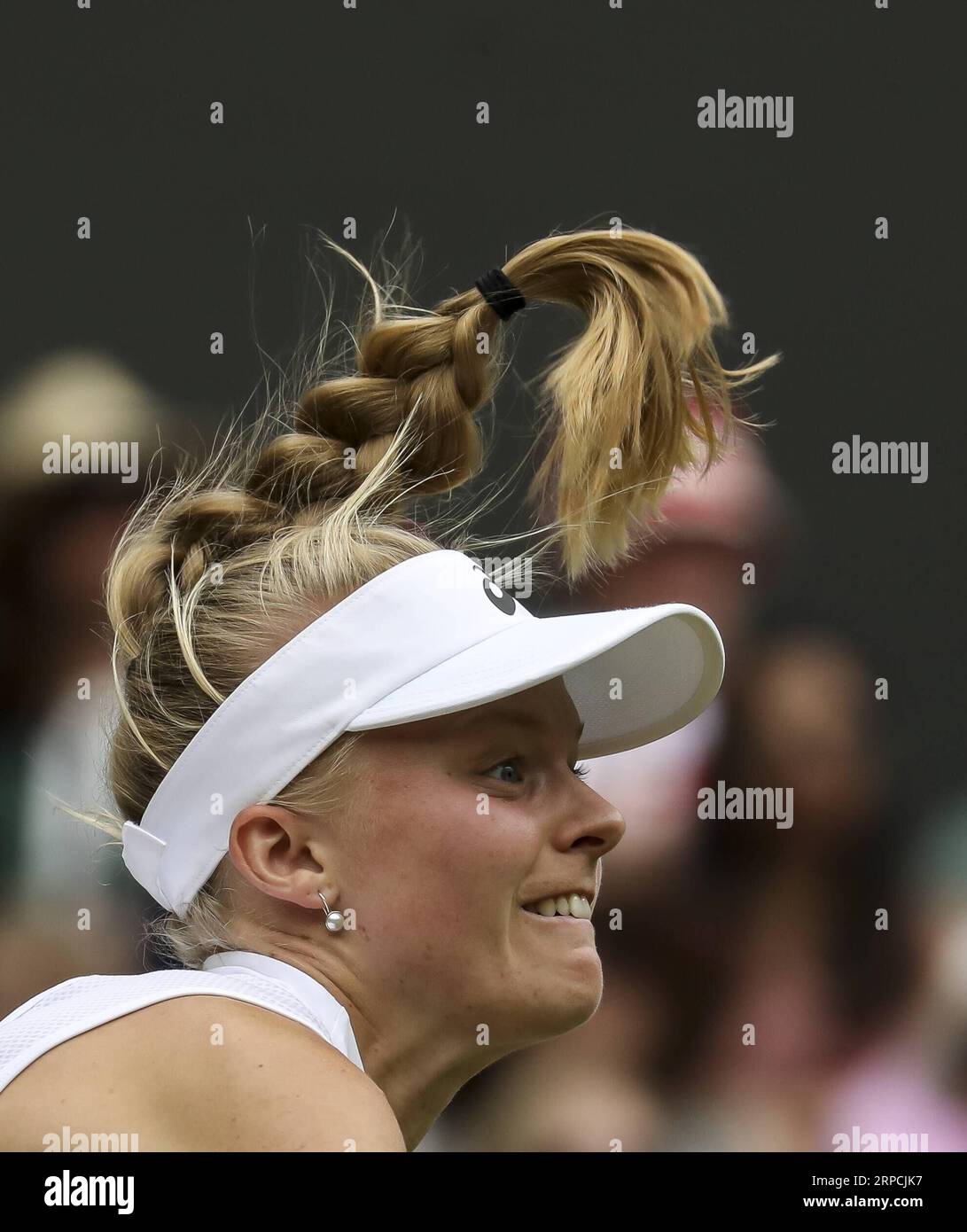 (190707) -- PEKING, 7. Juli 2019 -- Harriet Dart aus dem Vereinigten Königreich tritt während des dritten Rundenspiels der Frauen mit Ashleigh Barty aus Australien bei den Wimbledon Tennis Championships 2019 in London, Großbritannien, am 6. Juli 2019 an. ) XINHUA-FOTOS DES TAGES HanxYan PUBLICATIONxNOTxINxCHN Stockfoto