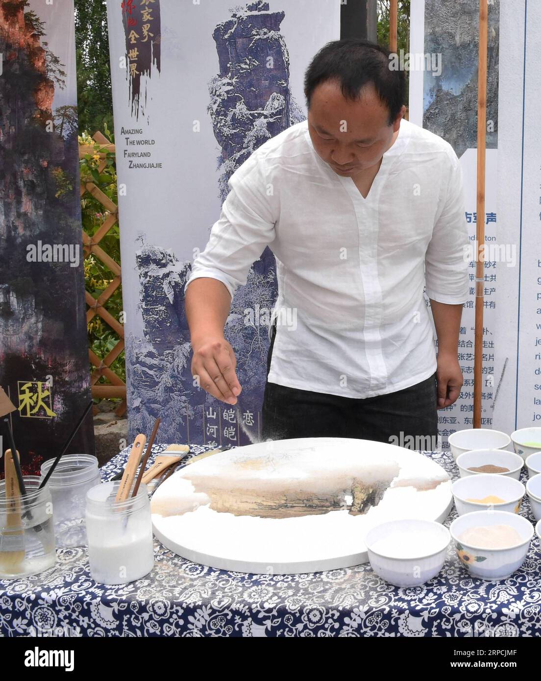 (190707) -- PEKING, 7. Juli 2019 -- Ein Mitarbeiter demonstriert, wie man Sandmalerei während der Hunan Day Veranstaltung auf der Beijing International Horticultural Exhibition in Peking, Hauptstadt von China, 7. Juli 2019 macht. Der Hunan Day fand am Sonntag auf der Internationalen Gartenausstellung in Peking statt. (Foto: /Xinhua) CHINA-PEKING-GARTENBAU EXPO- HUNAN DAY EVENT (CN) RenxChao PUBLICATIONxNOTxINxCHN Stockfoto