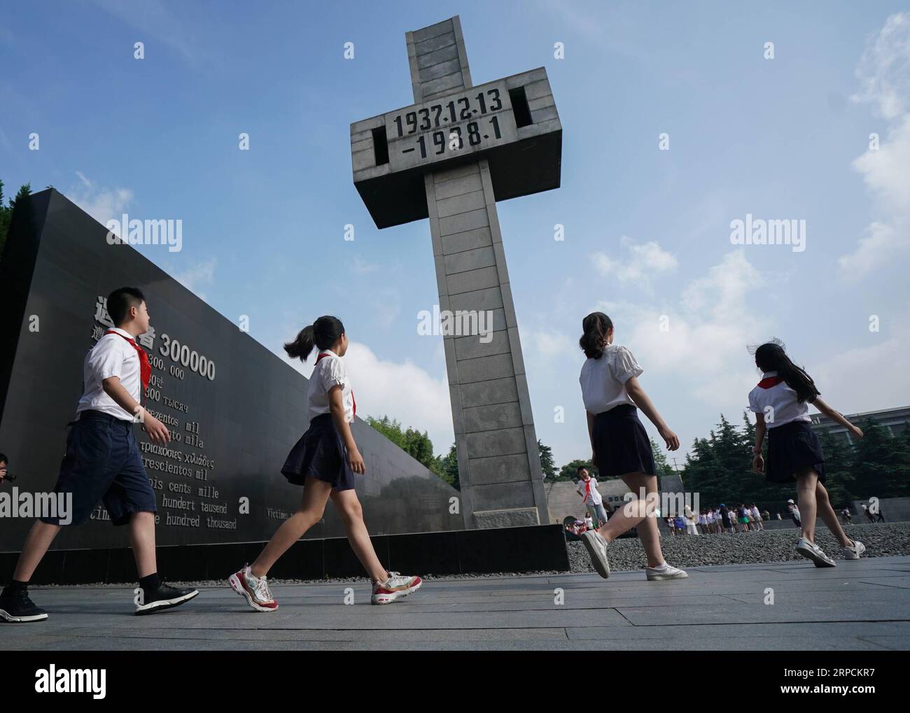 (190708) -- PEKING, 8. Juli 2019 -- die Grundschüler besuchen eine Gedenkveranstaltung zum 82. Jahrestag des Beginns des chinesischen Krieges gegen japanische Aggressionen in der Gedenkhalle der Opfer des Massakers von Nanjing durch japanische Invasionstruppen in Nanjing, Provinz Jiangsu in Ostchina, 7. Juli 2019. ) XINHUA FOTOS DES TAGES JixChunpeng PUBLICATIONxNOTxINxCHN Stockfoto