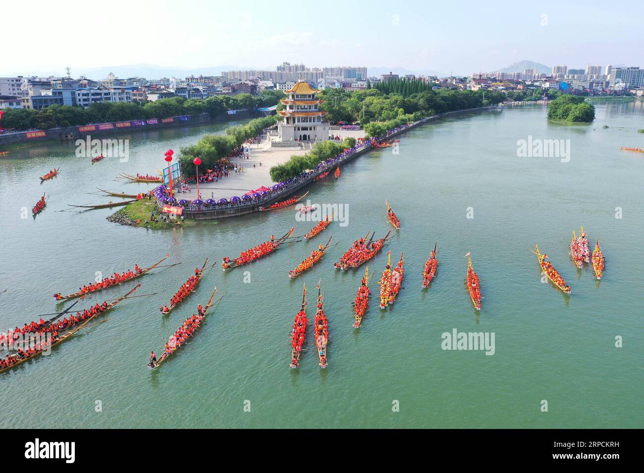 (190708) -- PEKING, 8. Juli 2019 -- Luftaufnahme, aufgenommen am 3. Juni 2019, zeigt Menschen, die an einem Drachenboot-Rennen auf dem Xiaoshui-Fluss im Daoxian County, der zentralchinesischen Provinz Hunan, teilnehmen. Die Provinz Hunan liegt in Zentralchina und ist für ihre abwechslungsreiche Topographie bekannt. Er grenzt im Norden an den Dongting Lake, und die Ost-, Süd- und Westseite der Provinz sind von Bergen umgeben, mit den Wuling- und Xuefeng-Bergen im Westen, dem Nanling-Berg im Süden, den Luoxiao- und den Mufu-Bergen im Osten. Die Flüsse Xiangjiang, Zijiang, Yuanjiang und Lishui treffen auf dem Yangtze-Fluss zusammen Stockfoto