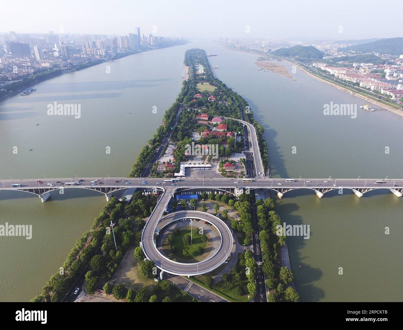 (190708) -- PEKING, 8. Juli 2019 -- Luftaufnahme aufgenommen am 15. Juli 2017 zeigt die Juzizhou-Insel im Xiangjiang-Fluss in Changsha, der Hauptstadt der zentralchinesischen Provinz Hunan. Die Provinz Hunan liegt in Zentralchina und ist für ihre abwechslungsreiche Topographie bekannt. Er grenzt im Norden an den Dongting Lake, und die Ost-, Süd- und Westseite der Provinz sind von Bergen umgeben, mit den Wuling- und Xuefeng-Bergen im Westen, dem Nanling-Berg im Süden, den Luoxiao- und den Mufu-Bergen im Osten. Die Flüsse Xiangjiang, Zijiang, Yuanjiang und Lishui treffen auf dem Yangtze River am Dongting La zusammen Stockfoto