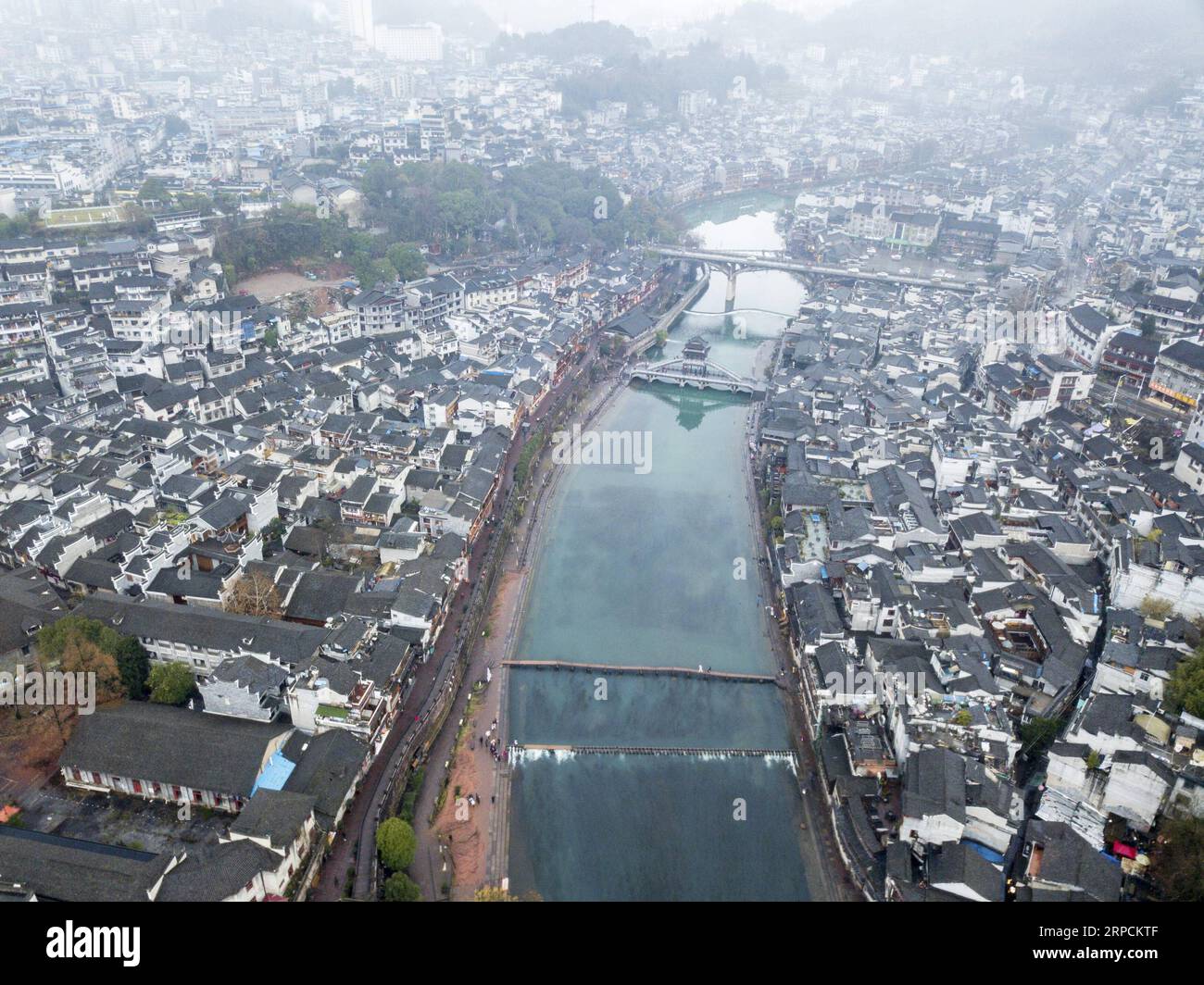 (190708) -- PEKING, 8. Juli 2019 -- Luftaufnahme, aufgenommen am 10. Januar 2019, zeigt einen Blick auf die alte Stadt Fenghuang im Fenghuang County, der zentralchinesischen Provinz Hunan. Die Provinz Hunan liegt in Zentralchina und ist für ihre abwechslungsreiche Topographie bekannt. Er grenzt im Norden an den Dongting Lake, und die Ost-, Süd- und Westseite der Provinz sind von Bergen umgeben, mit den Wuling- und Xuefeng-Bergen im Westen, dem Nanling-Berg im Süden, den Luoxiao- und den Mufu-Bergen im Osten. Die Flüsse Xiangjiang, Zijiang, Yuanjiang und Lishui treffen am Yangtze River am Dongting Lake in der zusammen Stockfoto