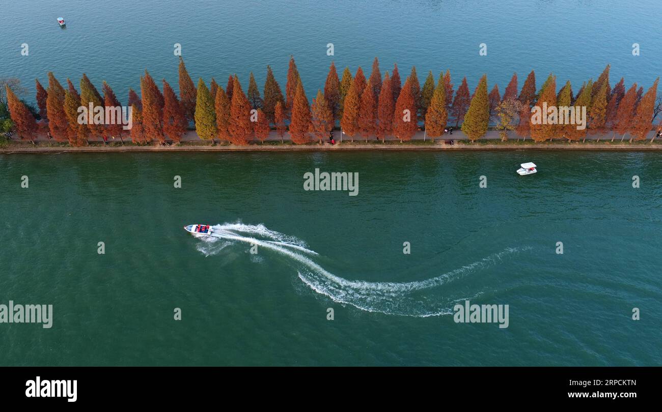 (190708) -- PEKING, 8. Juli 2019 -- Luftaufnahme, aufgenommen am 25. November 2018, zeigt eine Yacht, die auf dem Nianjia-See im Märtyrerpark in Changsha, der Hauptstadt der zentralchinesischen Provinz Hunan, segelt. Die Provinz Hunan liegt in Zentralchina und ist für ihre abwechslungsreiche Topographie bekannt. Er grenzt im Norden an den Dongting Lake, und die Ost-, Süd- und Westseite der Provinz sind von Bergen umgeben, mit den Wuling- und Xuefeng-Bergen im Westen, dem Nanling-Berg im Süden, den Luoxiao- und den Mufu-Bergen im Osten. Die Flüsse Xiangjiang, Zijiang, Yuanjiang und Lishui münden am Yangtze River in Th Stockfoto