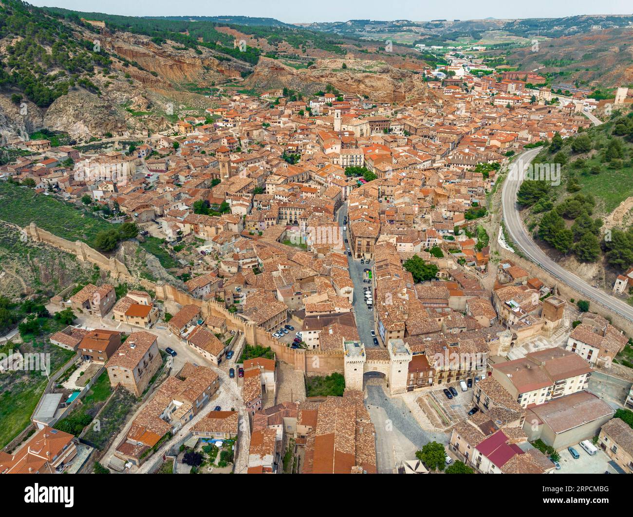 Panoramablick auf die monumentale Stadt Daroca mit ihren Steinhäusern und alten Dächern in der Provinz Zaragoza Stockfoto