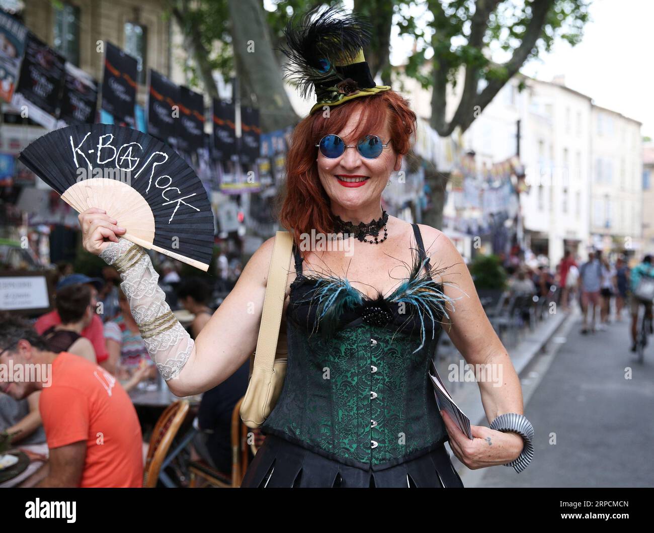 (190709) -- AVIGNON, 9. Juli 2019 -- eine Schauspielerin tritt auf der Straße während des 73. Festival d Avignon in Avignon, Frankreich, 8. Juli 2019 auf. Vom 4. Bis 23. Juli findet hier das 73. Festival d Avignon statt. Das 1947 vom französischen Regisseur Jean Vilar ins Leben gerufene Festival ist eines der bedeutendsten zeitgenössischen Veranstaltungen der darstellenden Kunst der Welt. FRANCE-AVIGNON-FESTIVAL D AVIGNON GaoxJing PUBLICATIONxNOTxINxCHN Stockfoto