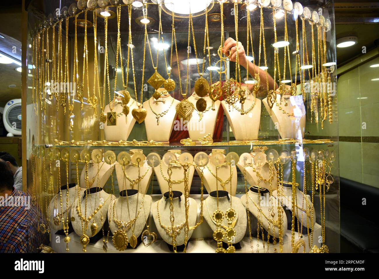 (190708) -- GAZA, 8. Juli 2019 (Xinhua) -- Ein Händler zeigt Goldhandwerk auf einem Goldmarkt in Gaza-Stadt, 8. Juli 2019. Das Ministerium für nationale Wirtschaft in Gaza sagte, dass die Goldmengen im Juni zurückgingen. (STR/Xinhua) MIDEAST-GAZA-GOLDMARKT PUBLICATIONxNOTxINxCHN Stockfoto