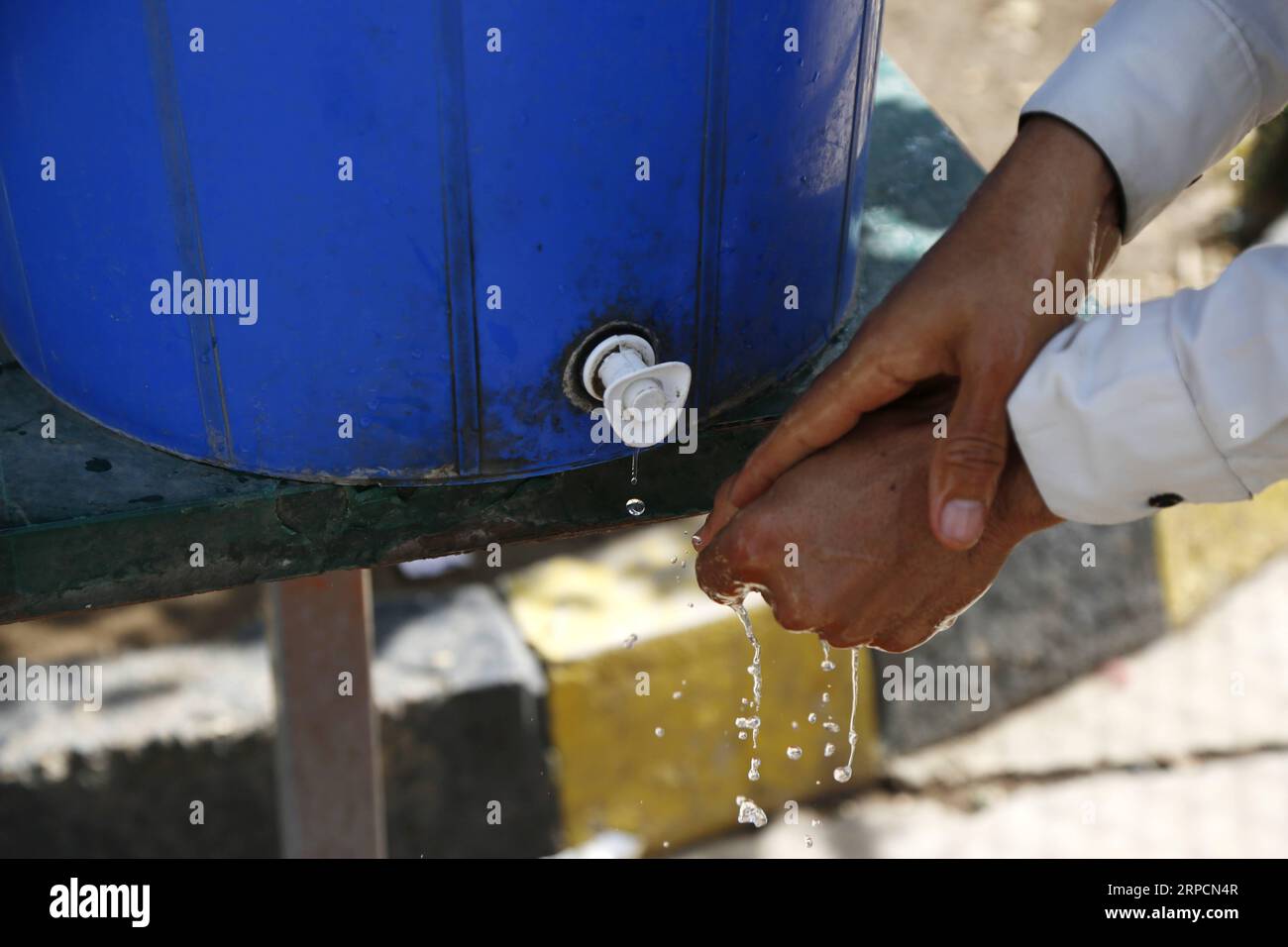 (190709) -- SANAA, 9. Juli 2019 -- Ein Mann wäscht seine Hände mit sauberem Wasser aus einem Wohltätigkeitshahn in Sanaa, Jemen, 9. Juli 2019. Ein UN-Sprecher sagte am Montag, dass es in diesem Jahr bisher mehr als 460.000 Fälle von Cholera im Jemen gegeben habe, verglichen mit 380.000 Fällen im letzten Jahr. Mohammed Mohammed) JEMEN-SANAA-CHOLERA nieyunpeng PUBLICATIONxNOTxINxCHN Stockfoto