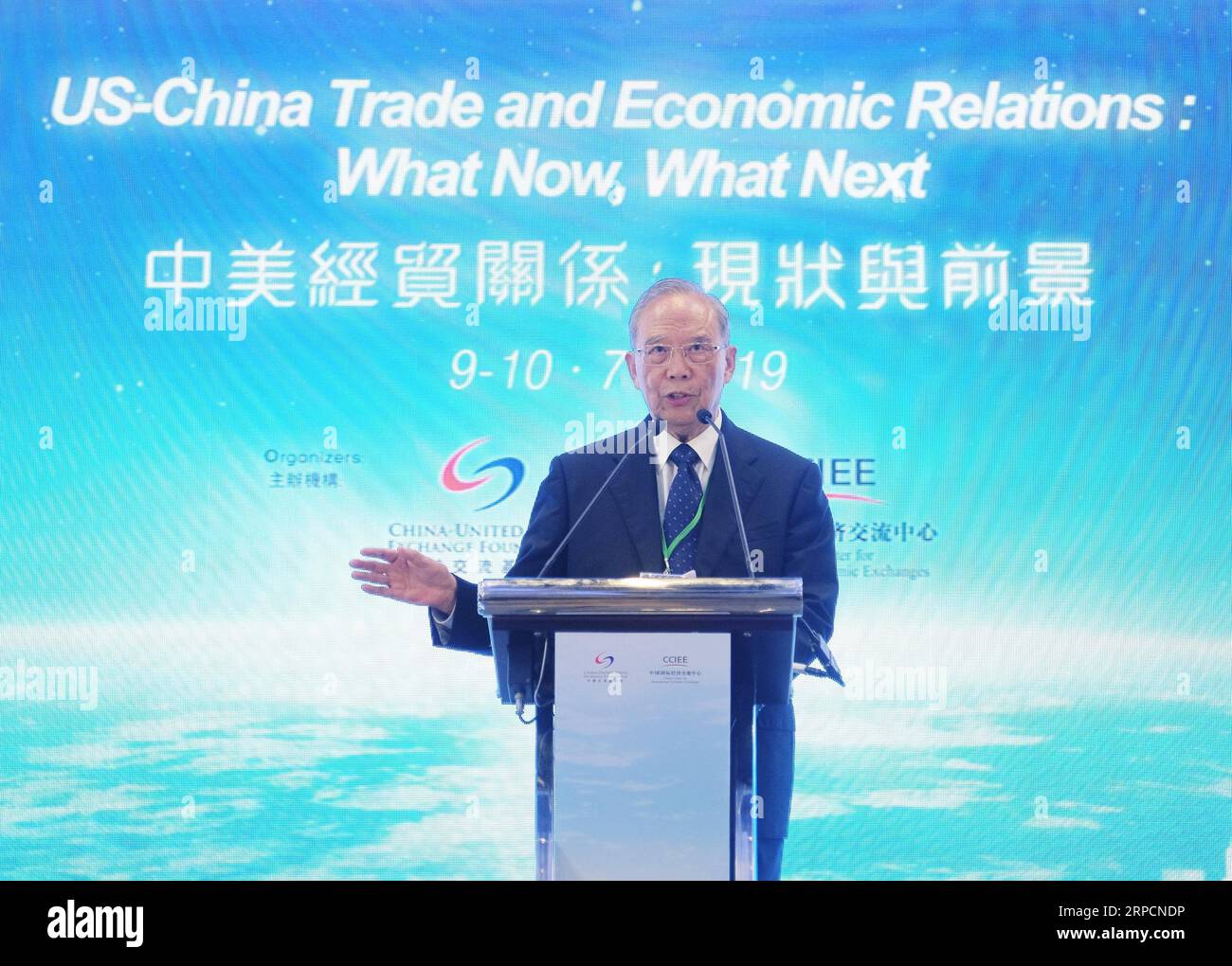 (190709) -- HONG KONG, 9. Juli 2019 -- Zeng Peiyan, Vorsitzender des China Center for International Economic Exchanges (CCIEE), hält eine Keynote während der Eröffnungszeremonie eines Forums mit dem Titel U.S.-China Trade and Economic Relations: What Now, What Next to Review the Status quo and Explore Prospects of China-U.S. Trade and Economic Relations in Hong Kong, South China, 9. Juli 2019. ) CHINA-HONGKONG-FORUM-CHINA-US-HANDELS-WIRTSCHAFTLICHE BEZIEHUNGEN (CN) WANGXSHEN PUBLICATIONXNOTXINXCHN Stockfoto