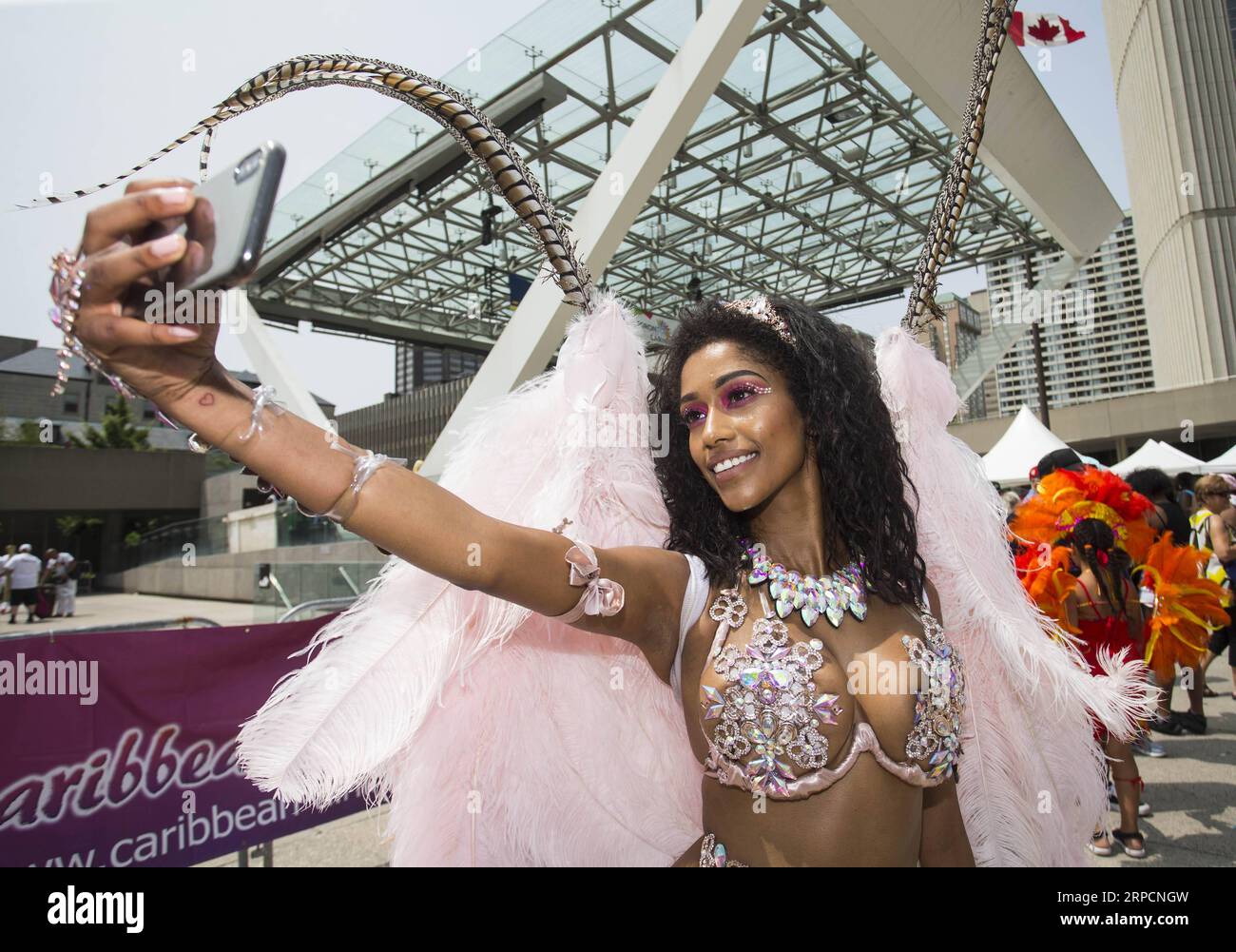 (190710) -- PEKING, 10. Juli 2019 -- Ein verkleideter Feigling nimmt ein Selfie während der offiziellen Eröffnungszeremonie des Toronto Caribbean Carnival 2019 in Toronto, Kanada, 9. Juli 2019. ) XINHUA FOTOS DES TAGES ZouxZheng PUBLICATIONxNOTxINxCHN Stockfoto