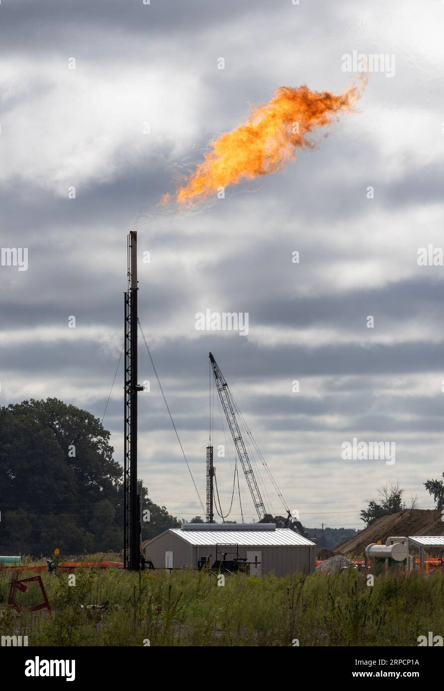 Kokomo - 30. August 2023: Gasflamme auf einer Baustelle. Eine Gasflamme ist eine Verbrennungsvorrichtung, die zum Abbrennen überschüssiger entzündlicher Gasdämpfe verwendet wird. Stockfoto