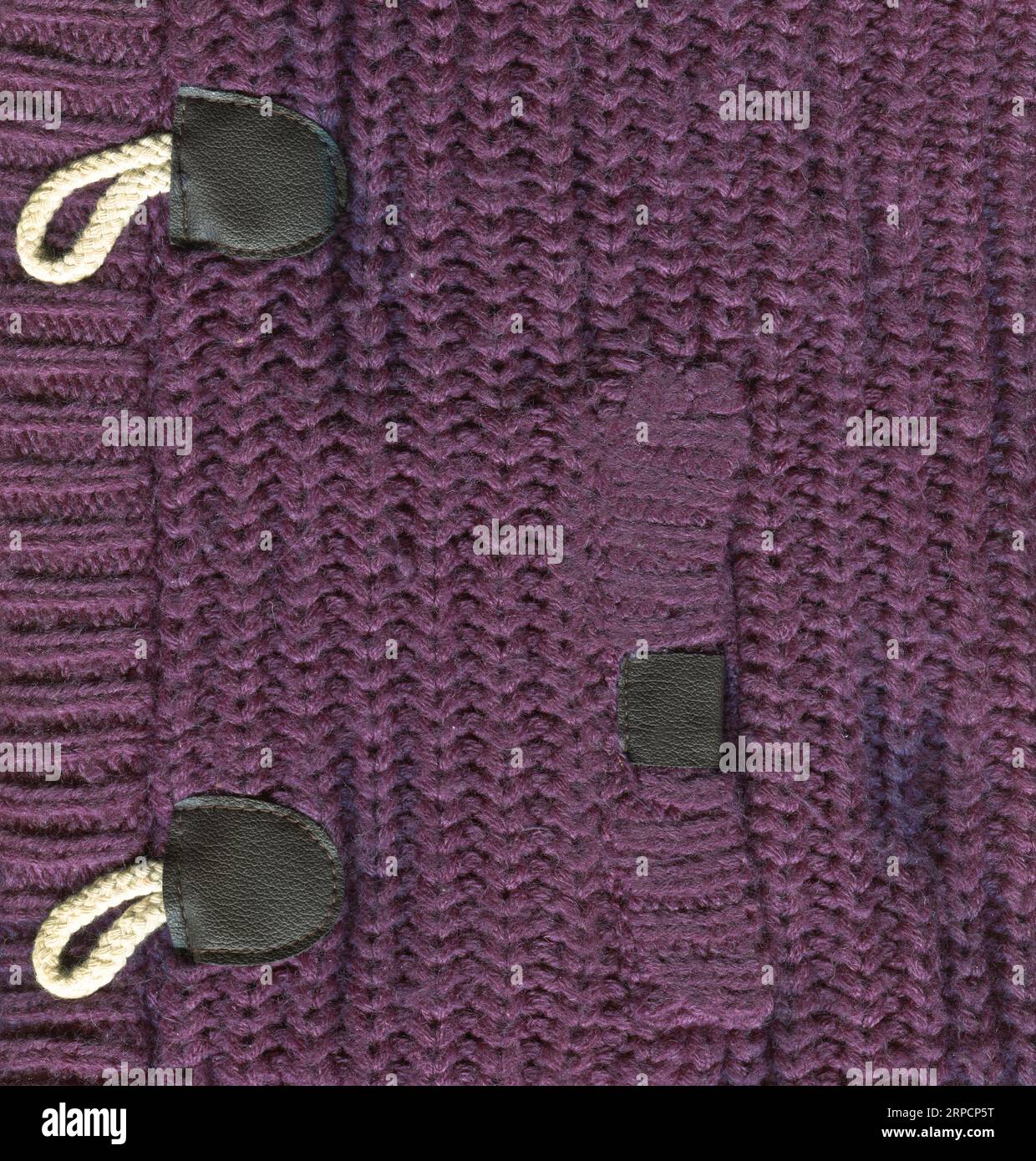 Gemusterte Strickjacke aus Wolle. Handgefertigter gestrickter Stoff, lila Wollpullover, Hintergrundtextur Stockfoto
