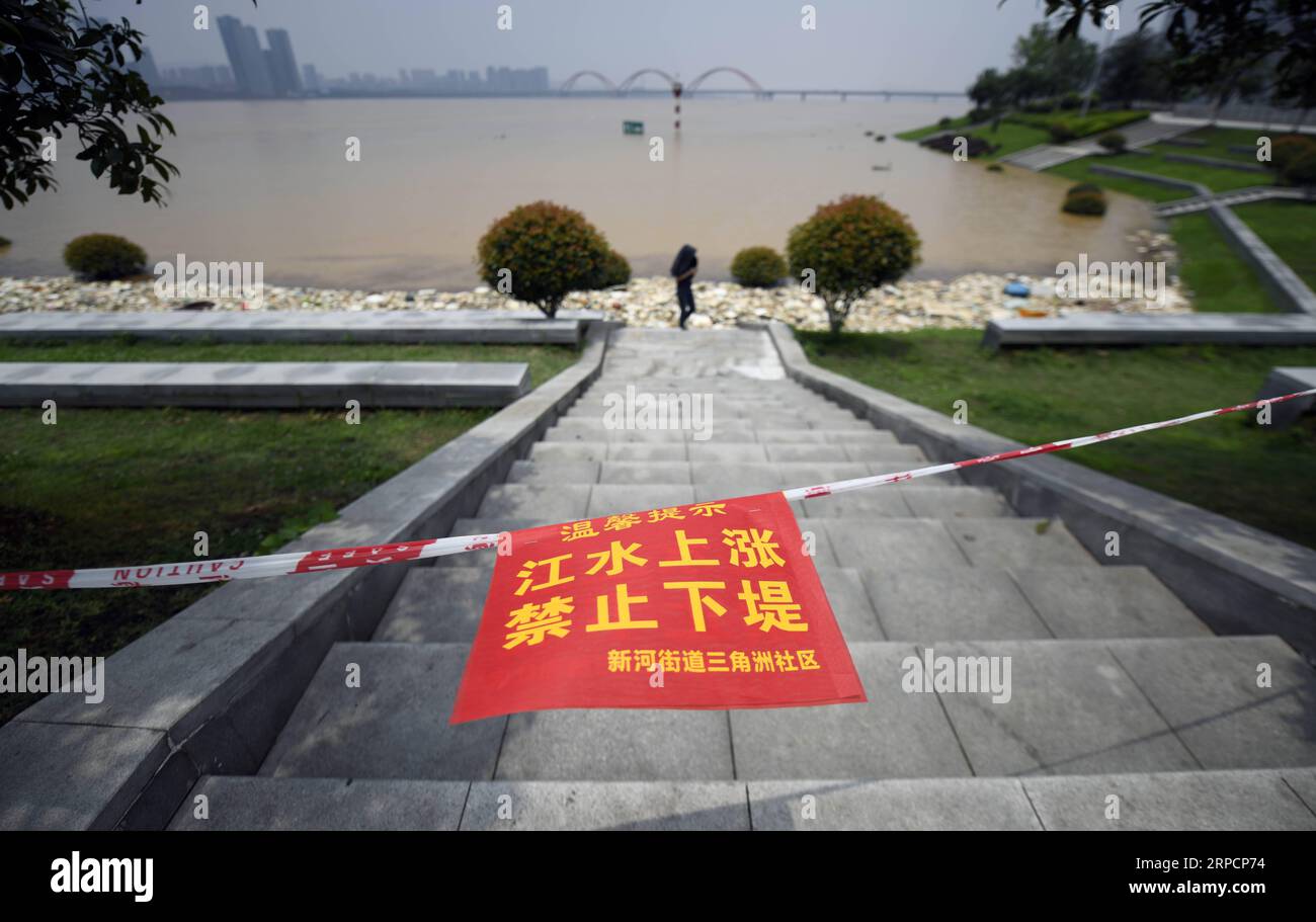 (190710) -- CHANGSHA, 10. Juli 2019 -- Foto vom 10. Juli 2019 zeigt eine Sicherheitswarnung, um die Überschwemmung am Deich des Xiangjiang Flusses in Changsha, der zentralchinesischen Provinz Hunan, zu alarmieren. Der Wasserstand des Flusses Xiangjiang liegt aufgrund der anhaltenden starken Regenfälle über der Warnlinie. ) CHINA-HUNAN-CHANGSHA-FLOOD(CN) LixGa PUBLICATIONxNOTxINxCHN Stockfoto