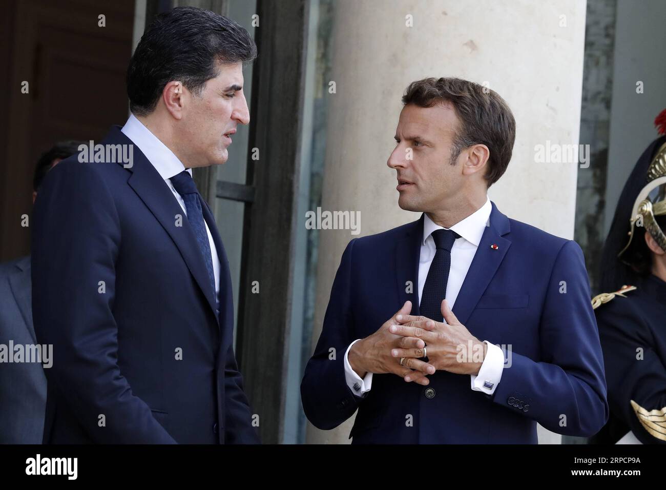 (190710) -- PARIS, 10. Juli 2019 (Xinhua) -- der französische Präsident Emmanuel Macron (R) spricht mit Nechirvan Barzani, dem Präsidenten der halbautonomen irakischen Region Kurdistan, im Elysee-Palast in Paris, Frankreich, 10. Juli 2019. (Xinhua/Jack Chan) FRANCE-PARIS-MACRON-IRAQ-BARZANI-MEETING PUBLICATIONxNOTxINxCHN Stockfoto