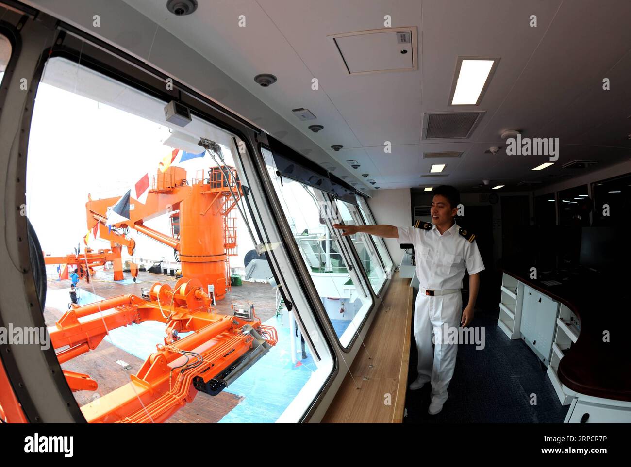 (190711) -- SHANGHAI, 11. Juli 2019 -- Chen Qingman, ein Experimentator des Polareisbrechers Xuelong 2, macht einen Punkt in der zentralen Kontrollkammer des Schiffes im ostchinesischen Shanghai, 11. Juli 2019. Chinas erster im Inland gebauter Eisbrecher Xuelong 2, oder Snow Dragon 2, wurde am Donnerstag in Shanghai geliefert, so das Ministerium für natürliche Ressourcen. Auf seiner Jungfernfahrt in diesem Jahr wird das Schiff zusammen mit Xuelong, dem einzigen chinesischen Eisbrecher im Einsatz, in der 36. Forschungsmission des Landes in der Region in die Antarktis segeln. ) CHINA-SHANGHAI-HAUSGEMACHTE POLAR ICEBREAKE Stockfoto